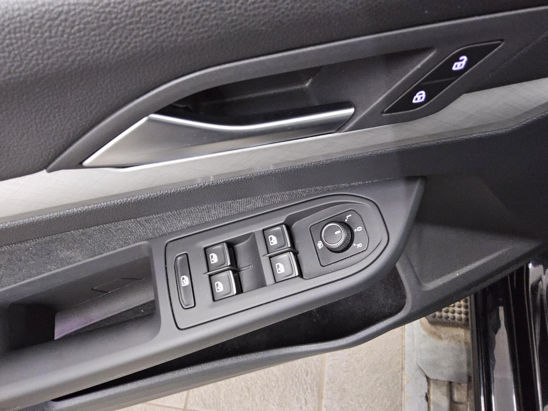 Volkswagen Golf-8 Var. 2.0 TDI Life Navi LED DC-Pro PDC ACC 10