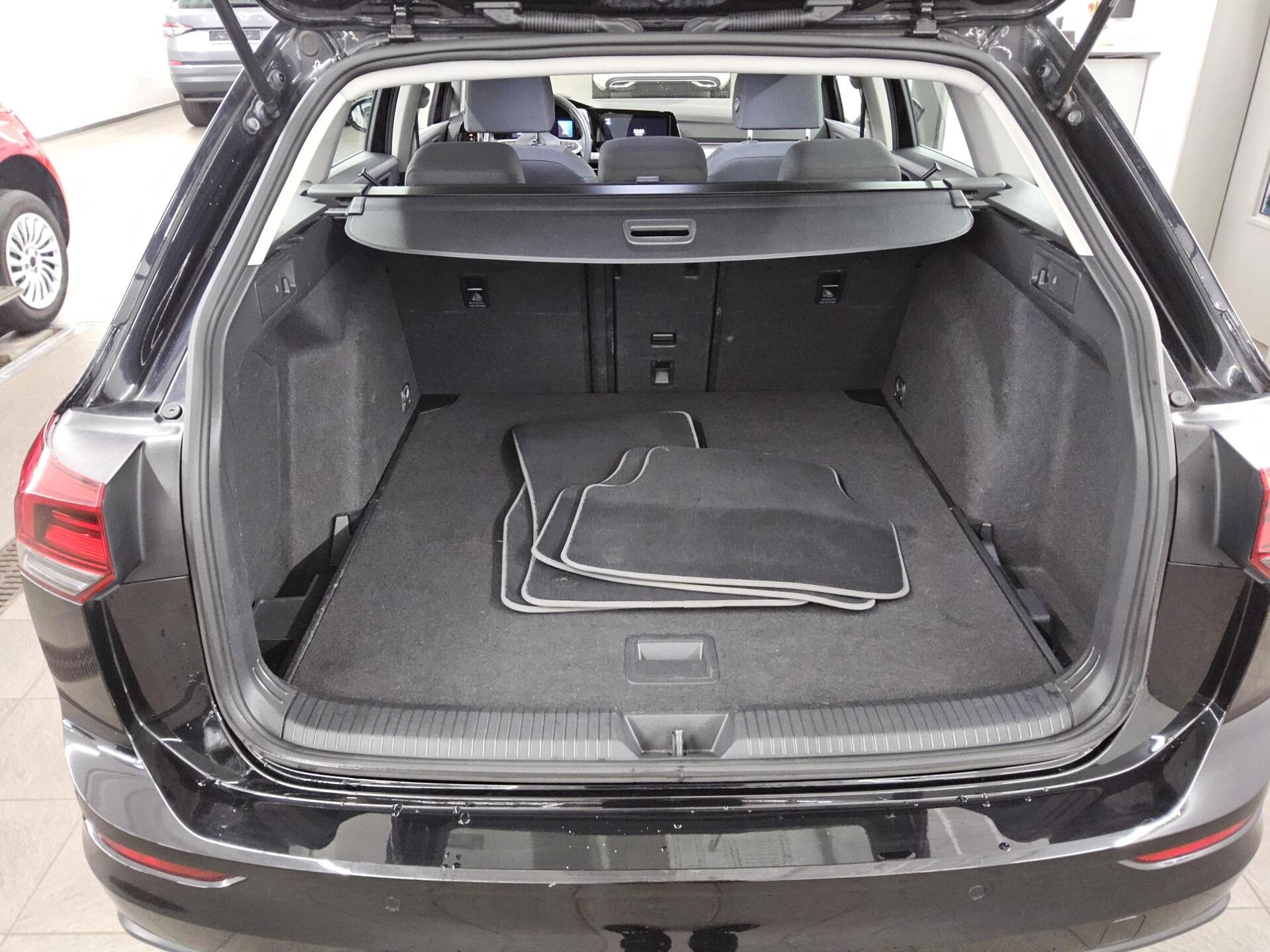 Volkswagen Golf-8 Var. 2.0 TDI Life Navi LED DC-Pro PDC ACC 12