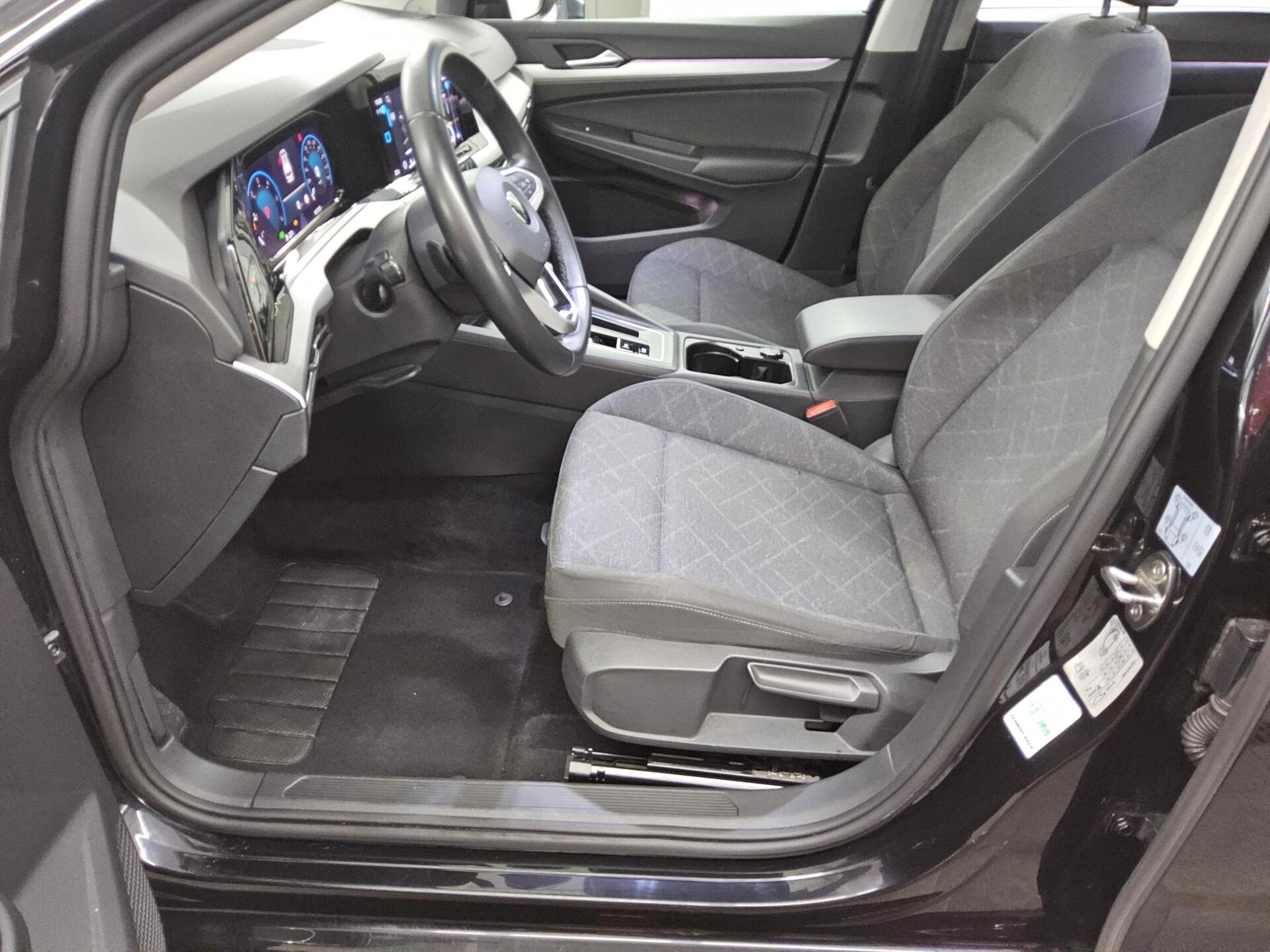 Volkswagen Golf-8 Var. 2.0 TDI Life Navi LED DC-Pro PDC ACC 9