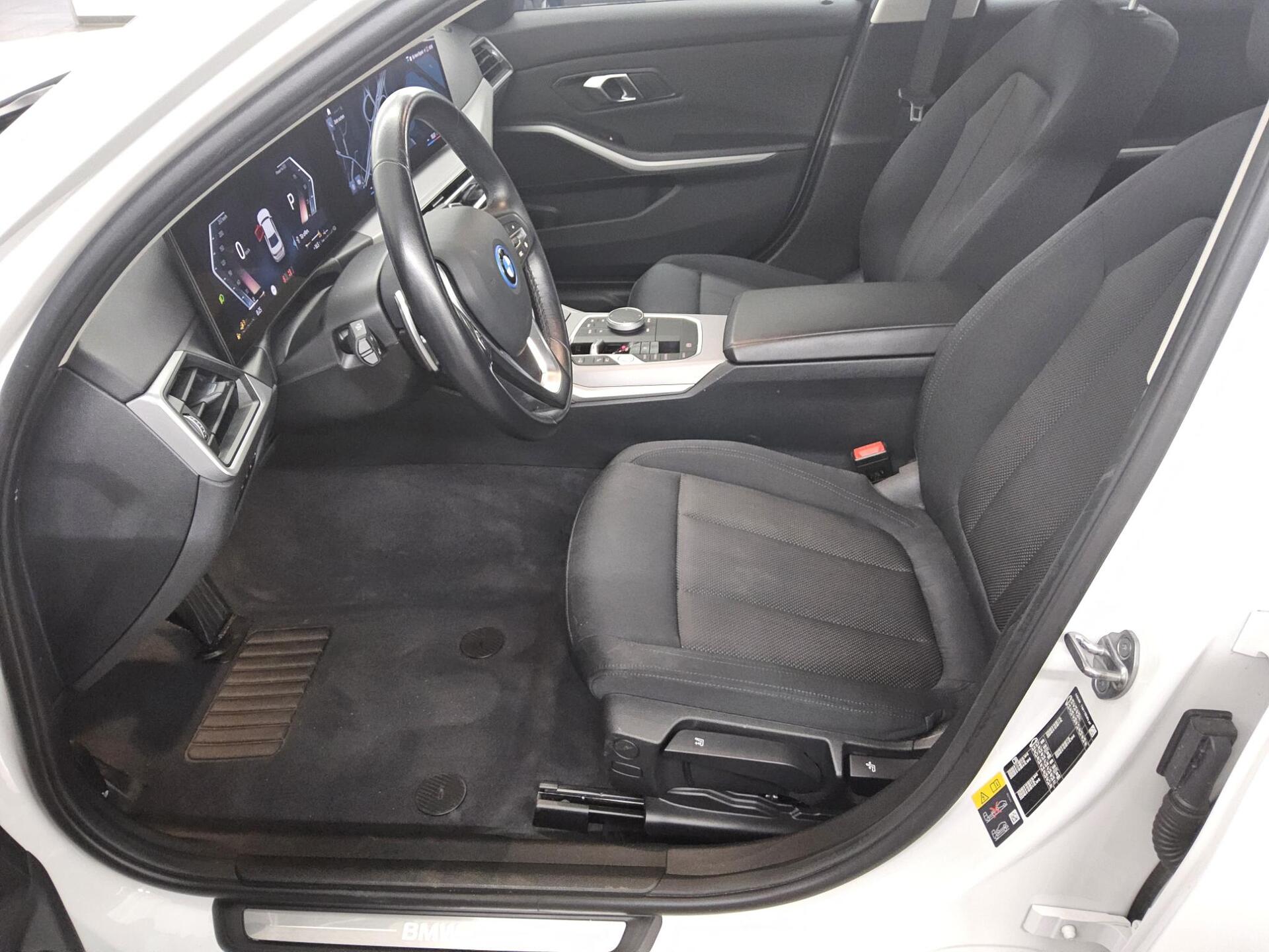 BMW 330e Curved Navi LED LC+ Shz PDC 9