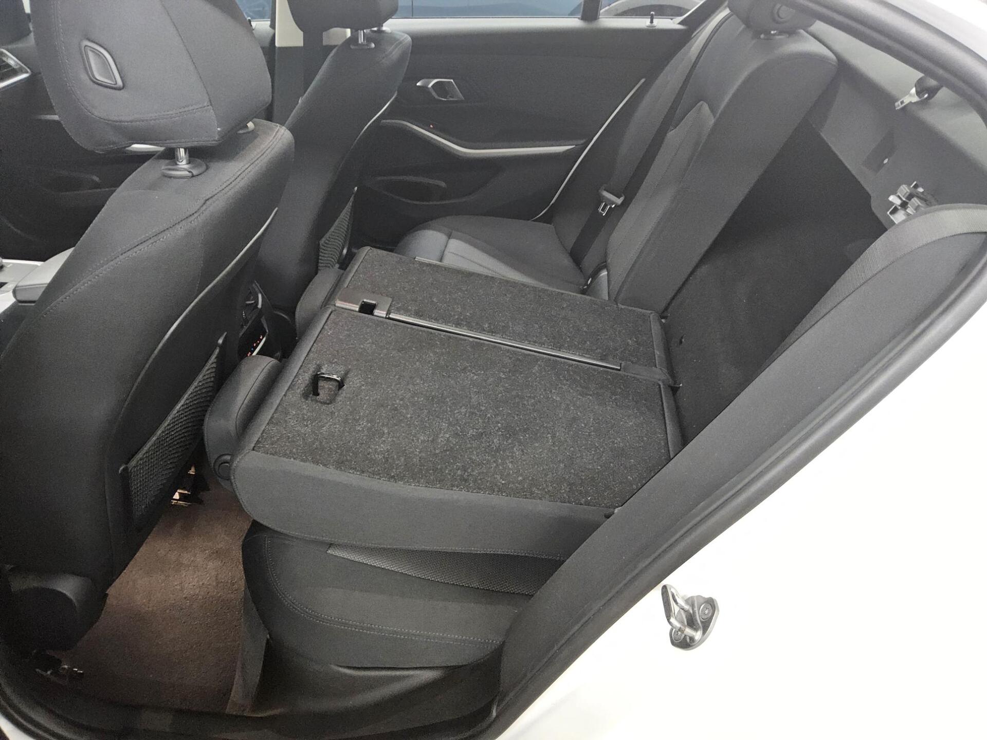 BMW 330e Curved Navi LED LC+ Shz PDC 13