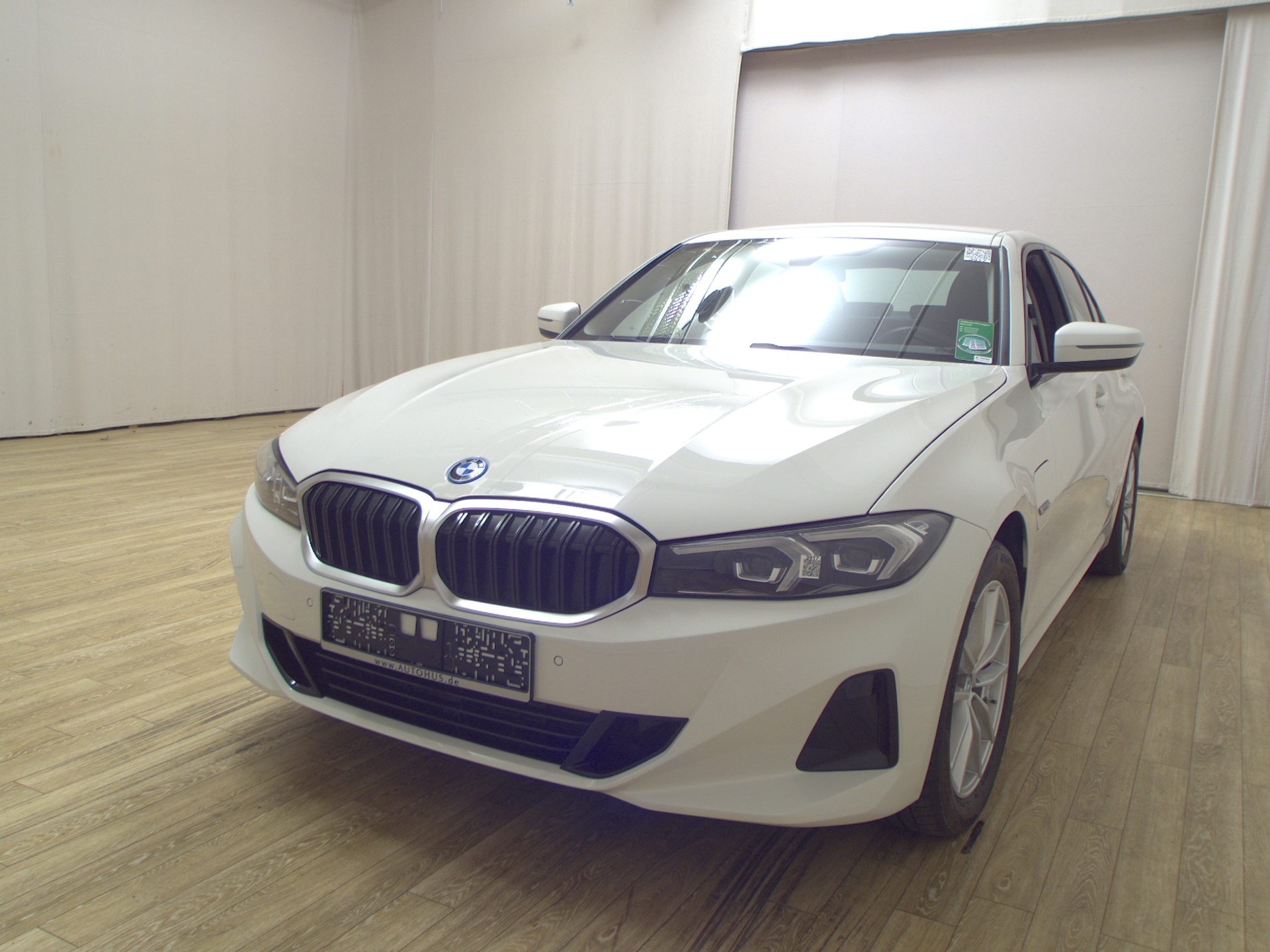 BMW 330e Curved Navi LED LC+ Shz PDC 2