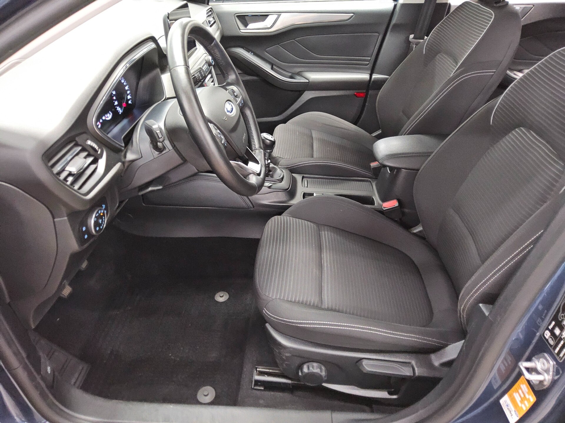 Ford Focus Turnier 1.0 EB Titanium Navi LED RFK PDC 8