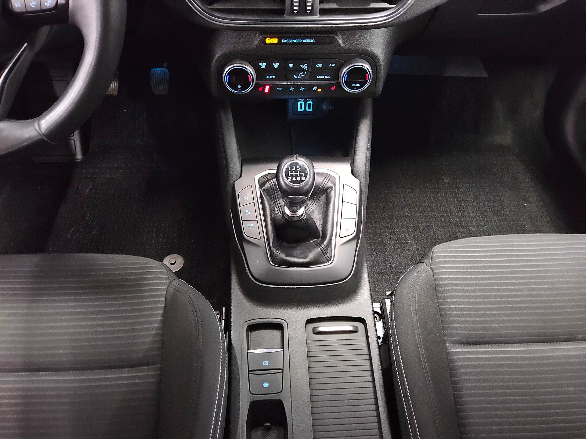 Ford Focus Turnier 1.0 EB Titanium Navi LED RFK PDC 6