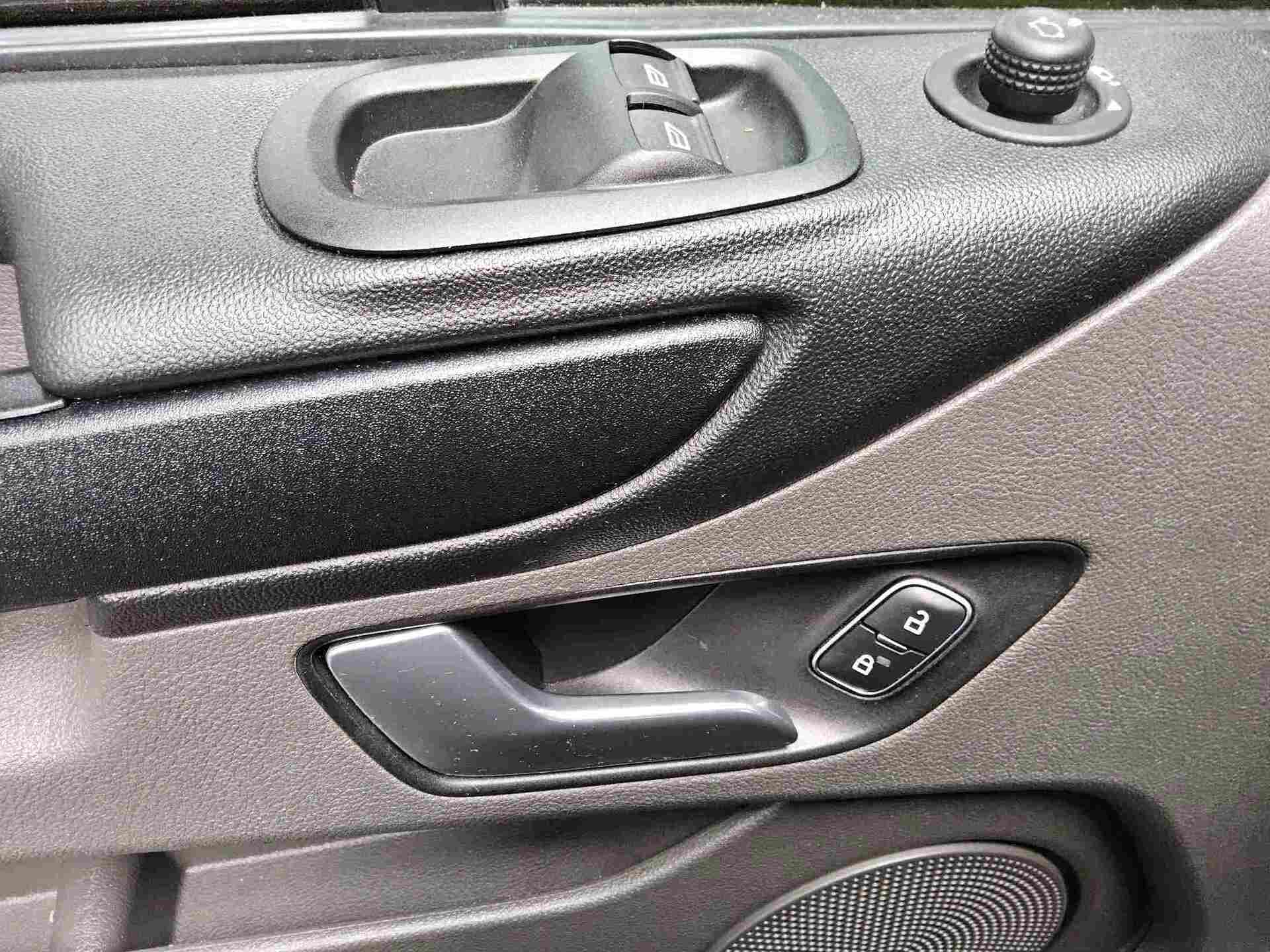 Ford Transit Custom 2.0 EB Trend L1 8-Sitze Navi PDC 9