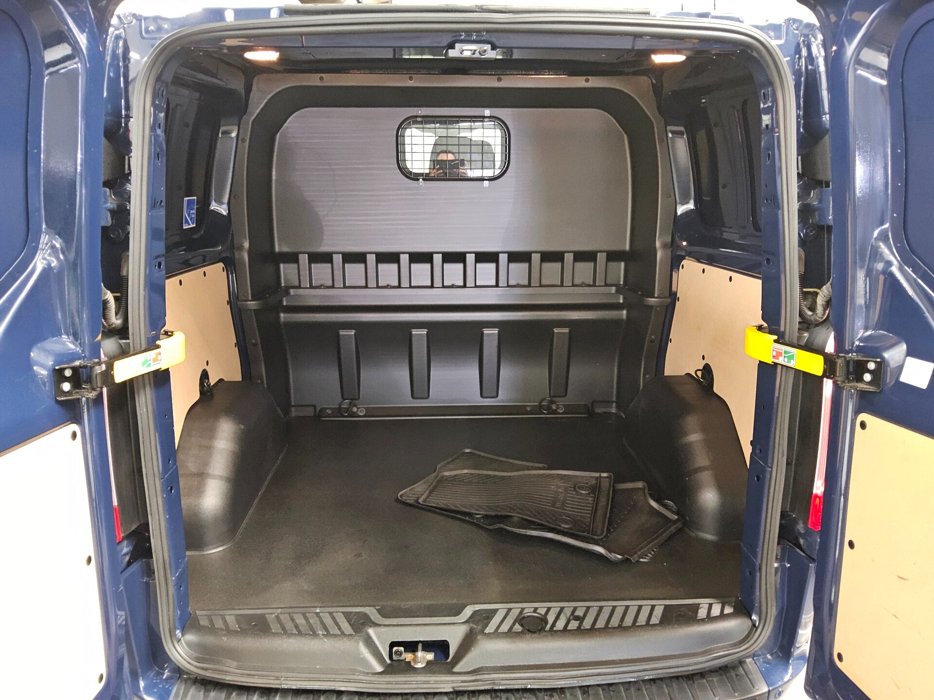 Ford Transit Custom 2.0 TDCi L1 6-Sitze PDC Shz 10