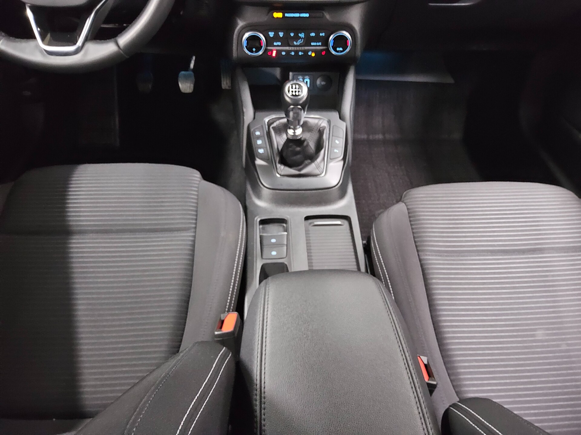 Ford Focus Turnier 1.0 EB Titanium Navi LED RFK SHZ 6