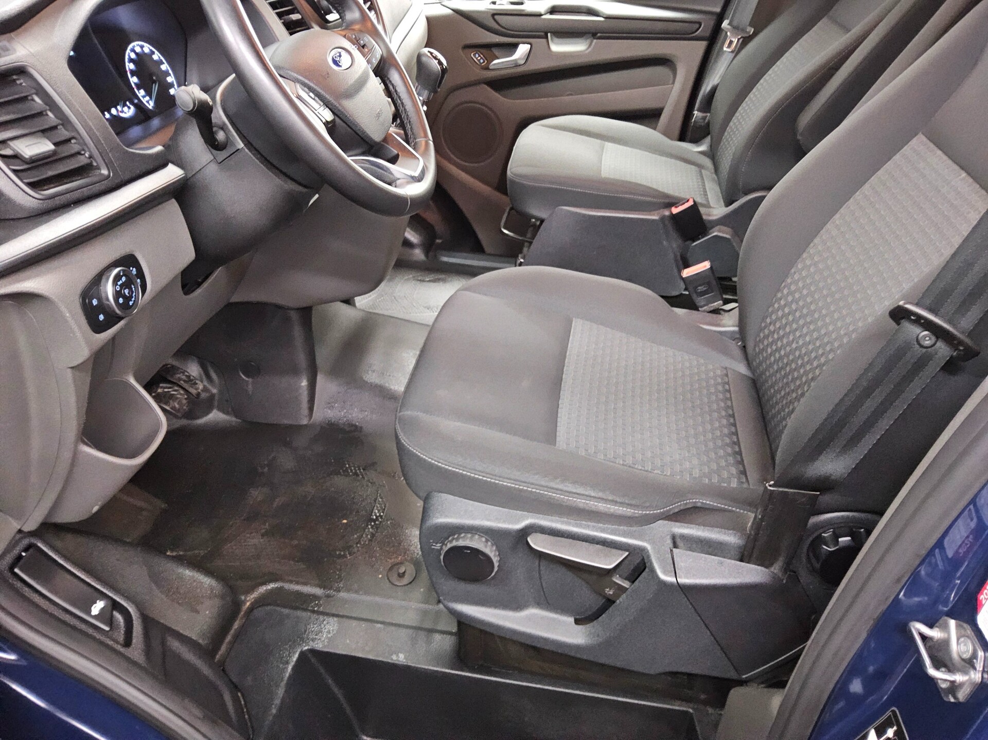 Ford Transit Custom 2.0 EB Trend 8-Sitze Navi PDC Shz 8