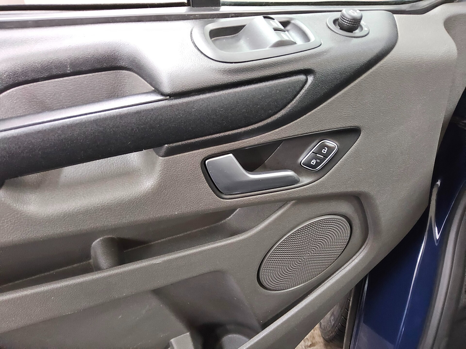 Ford Transit Custom 2.0 EB Trend 8-Sitze Navi PDC Shz 9