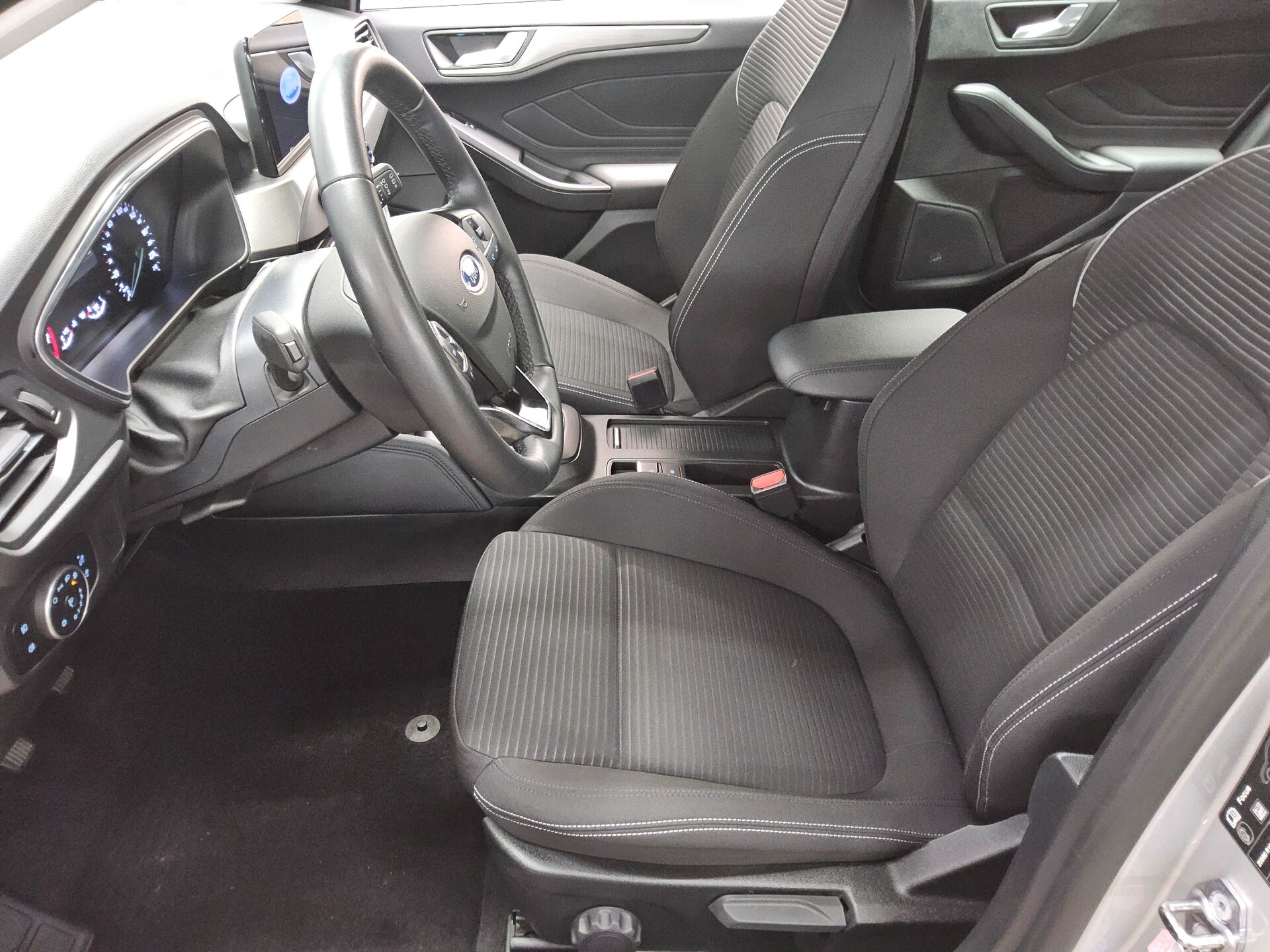 Ford Focus Turnier 1.0 EB Titanium Navi LED RfK Shz 8