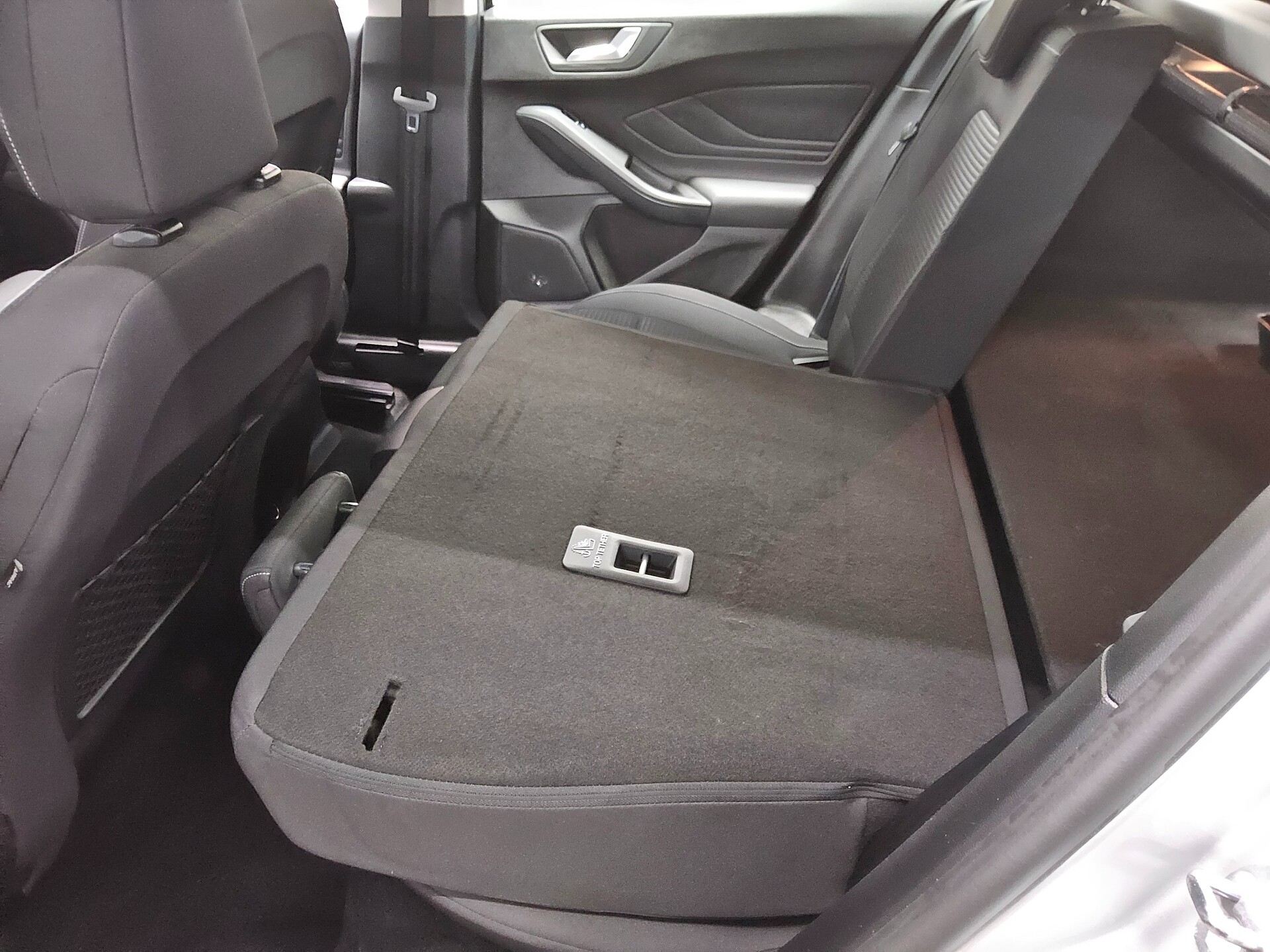 Ford Focus Turnier 1.0 EB Titanium Navi LED RfK Shz 12