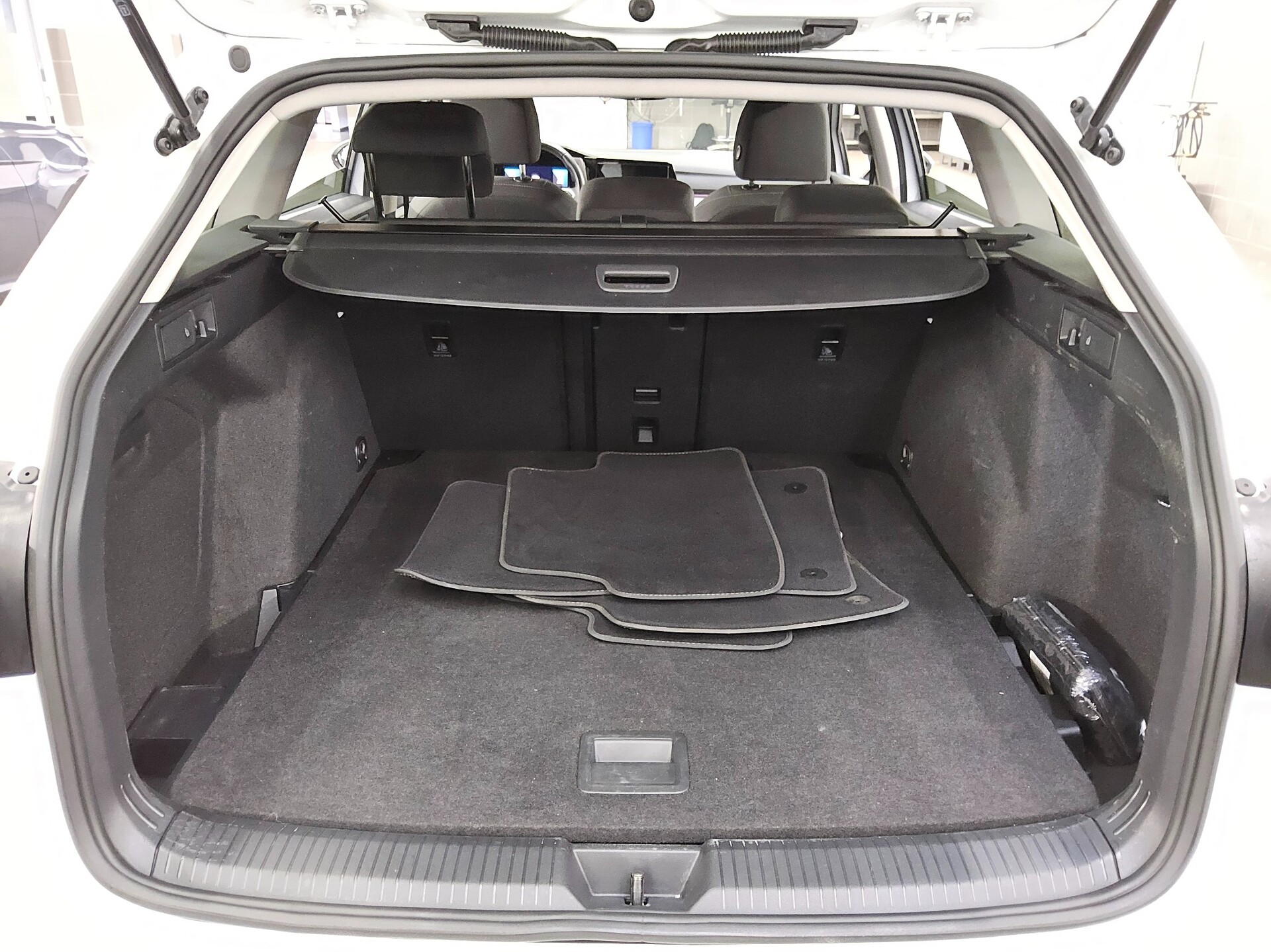 Volkswagen Golf-8 Var. 2.0 TDI Life Navi LED+ DC Sthzg RFK 12