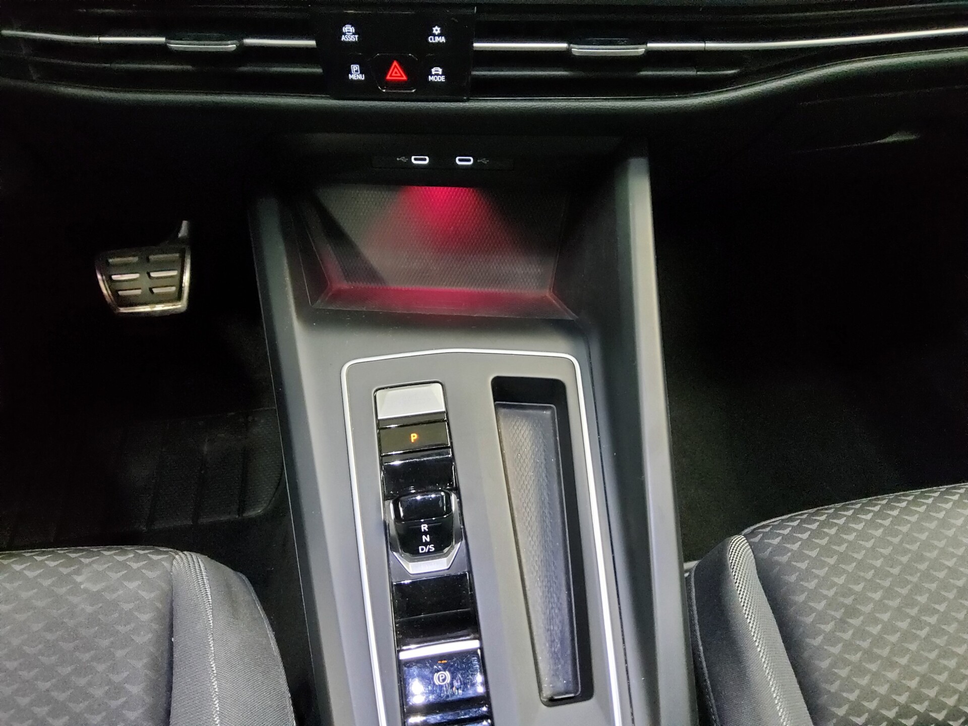 Volkswagen Golf-8 Var. 2.0 TDI Active Navi DC LED ACC 6