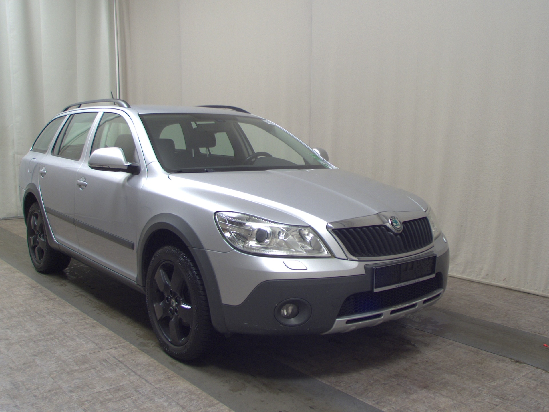 Skoda Octavia Kombi 2.0 TDI 4x4 Scout Nav AHK HU 02/07 3