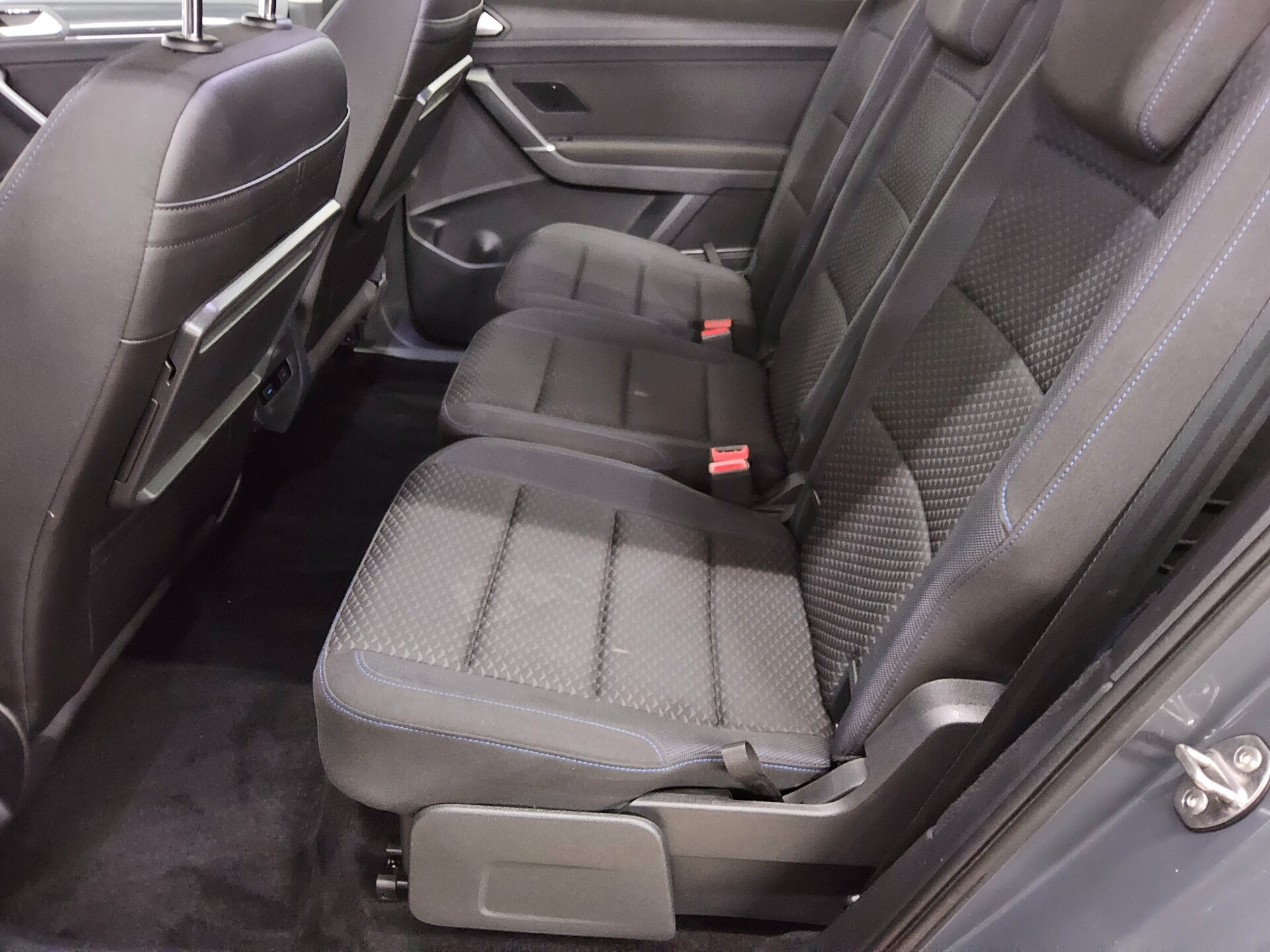 Volkswagen Touran 1.5 TSI United Navi LED ACC PDC Ambiente 13