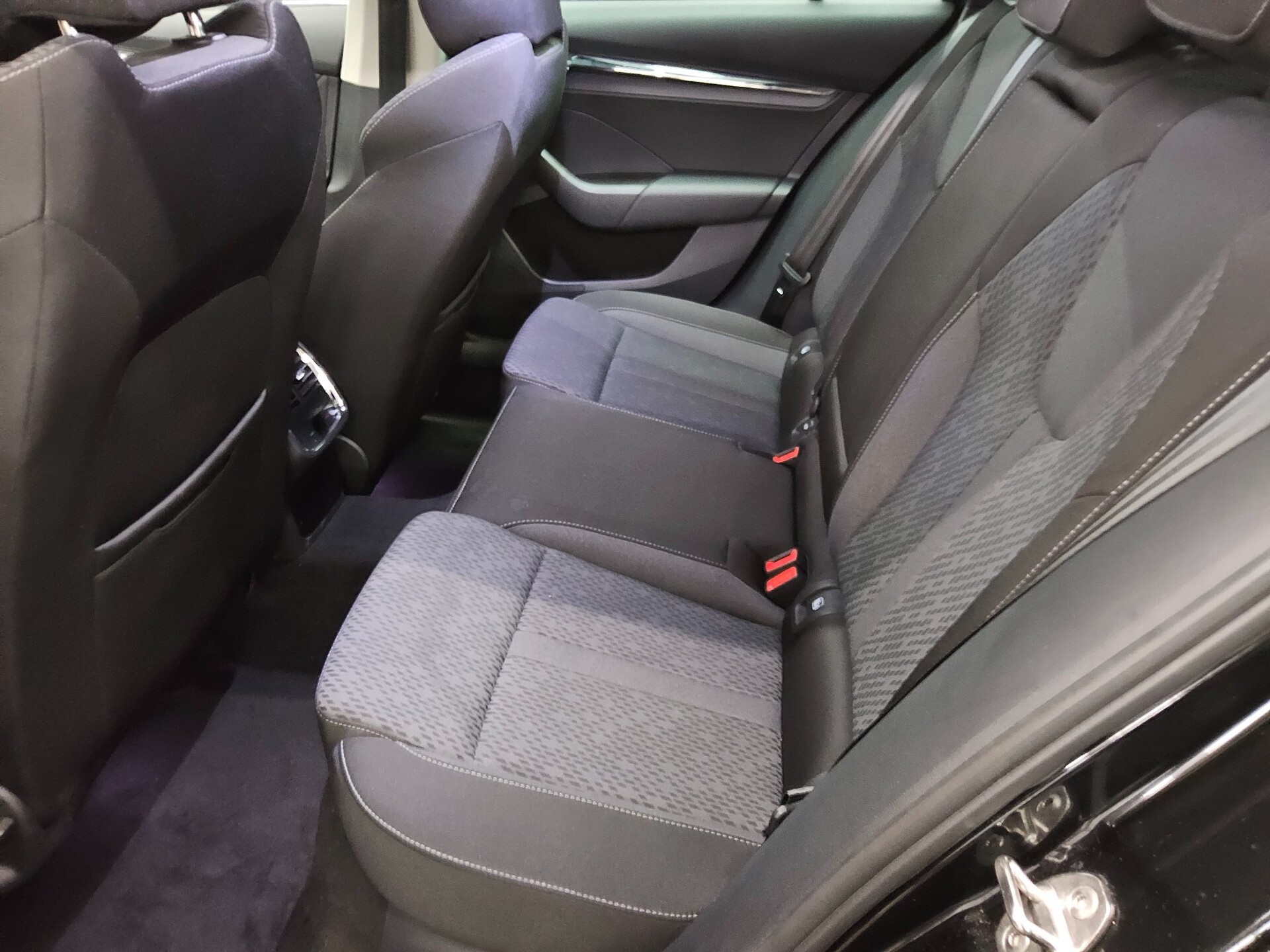 Skoda Octavia Kombi 1.5 TSI Style Navi LED RfK AHK ACC 13