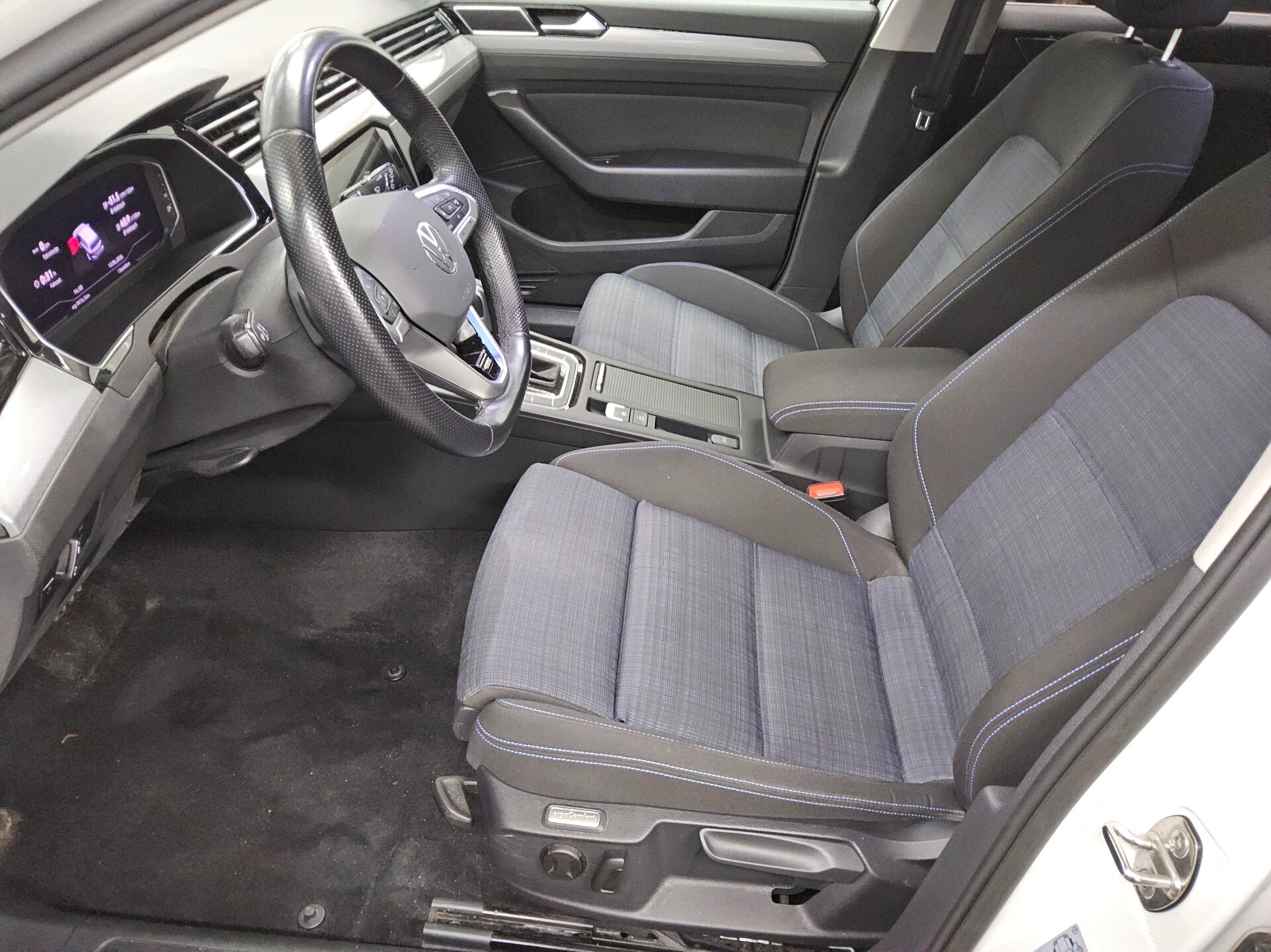 Volkswagen Passat Var. GTE 1.4 TSI Navi LED DC RfK AHK ACC 9