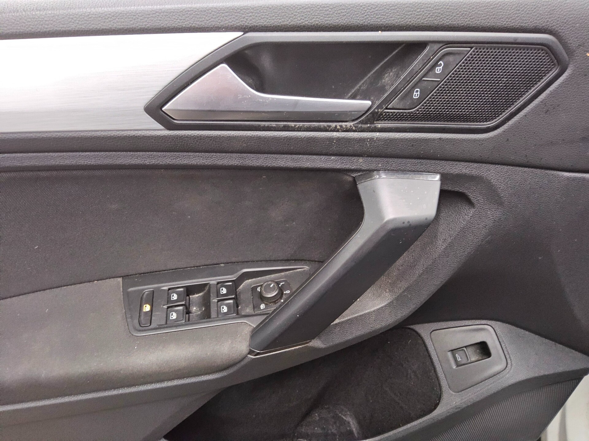 Volkswagen Tiguan 2.0 TDI Comf. Navi AHK ACC PDC DAB+ 9