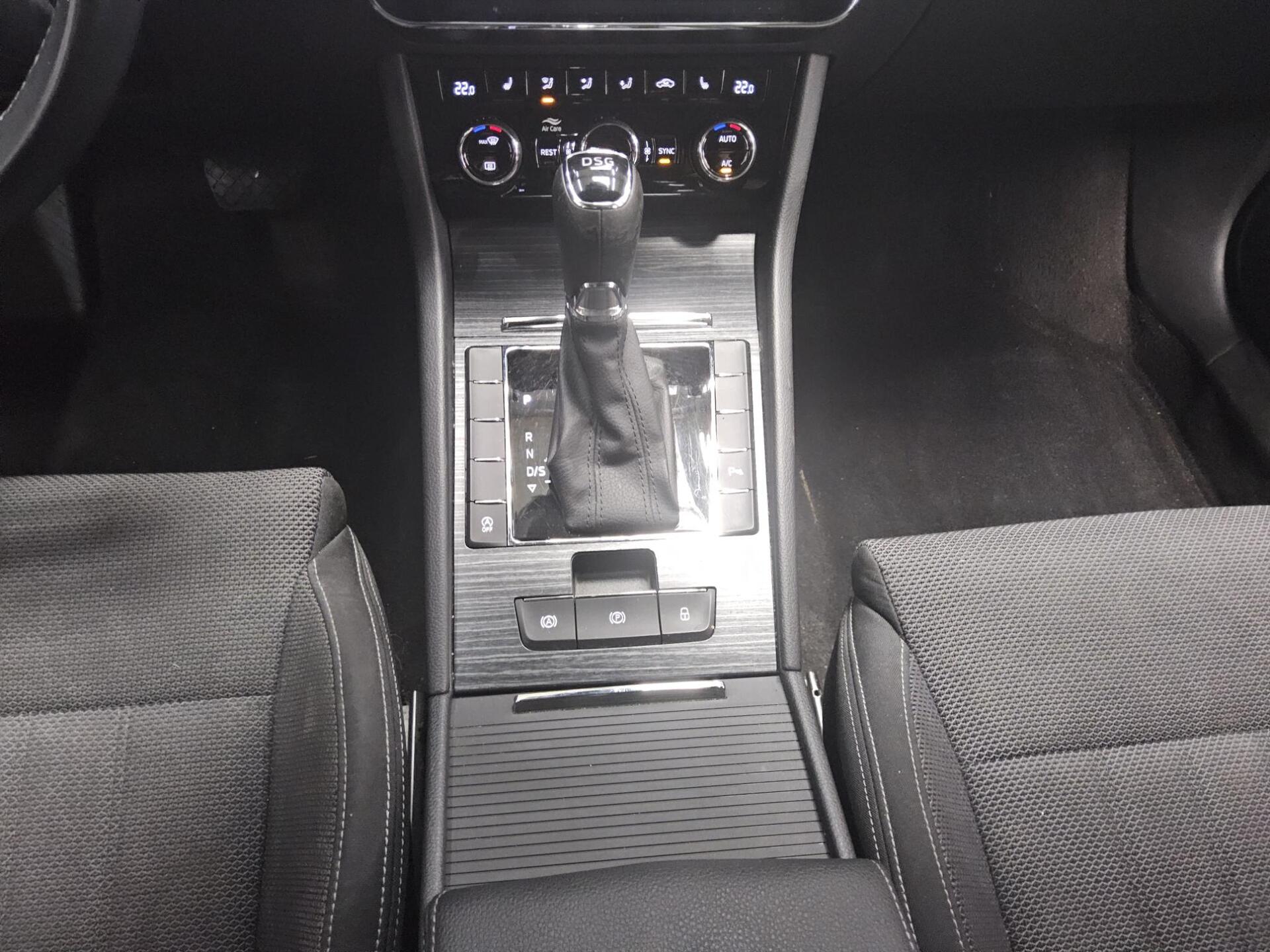 Skoda Superb Kombi 2.0 TDI Style AHK PDC Canton 6