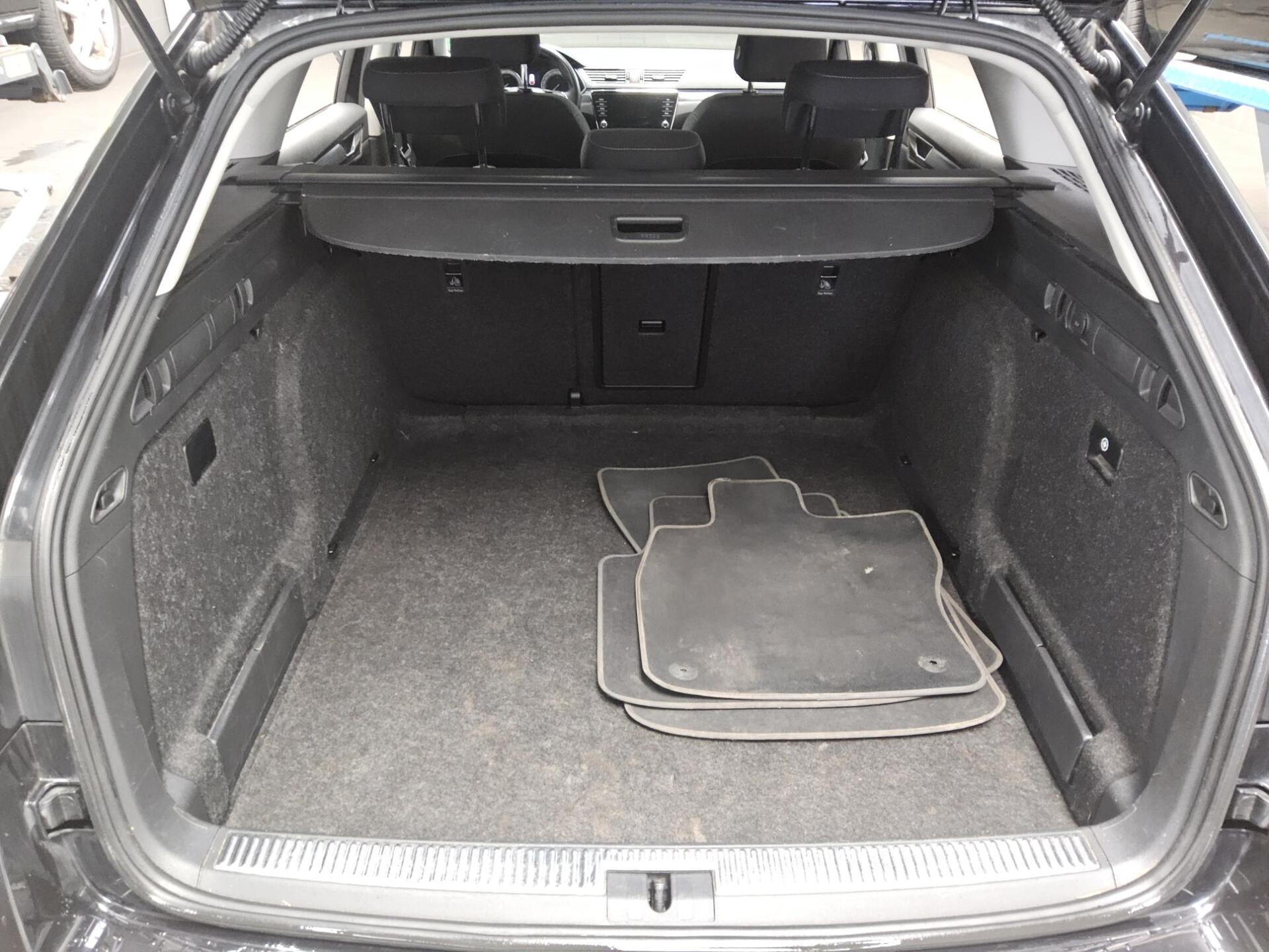 Skoda Superb Kombi 2.0 TDI Style AHK PDC Canton 11