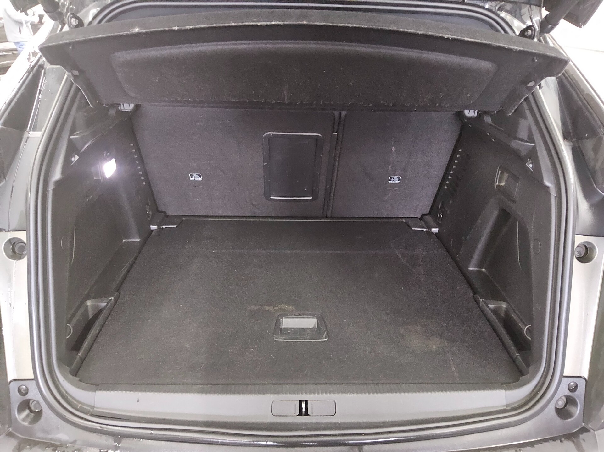 Peugeot 3008 1.5 BlueHDi 130 Allure Navi LED AHK RFK 11