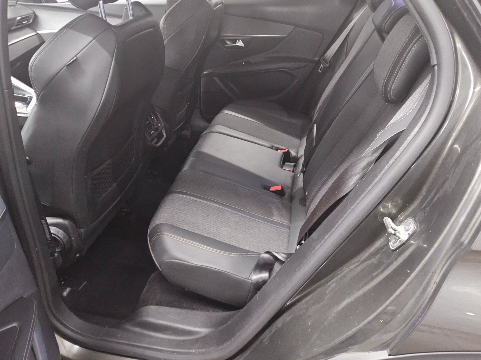 Peugeot 3008 1.5 BlueHDi 130 Allure Navi LED AHK RFK 12