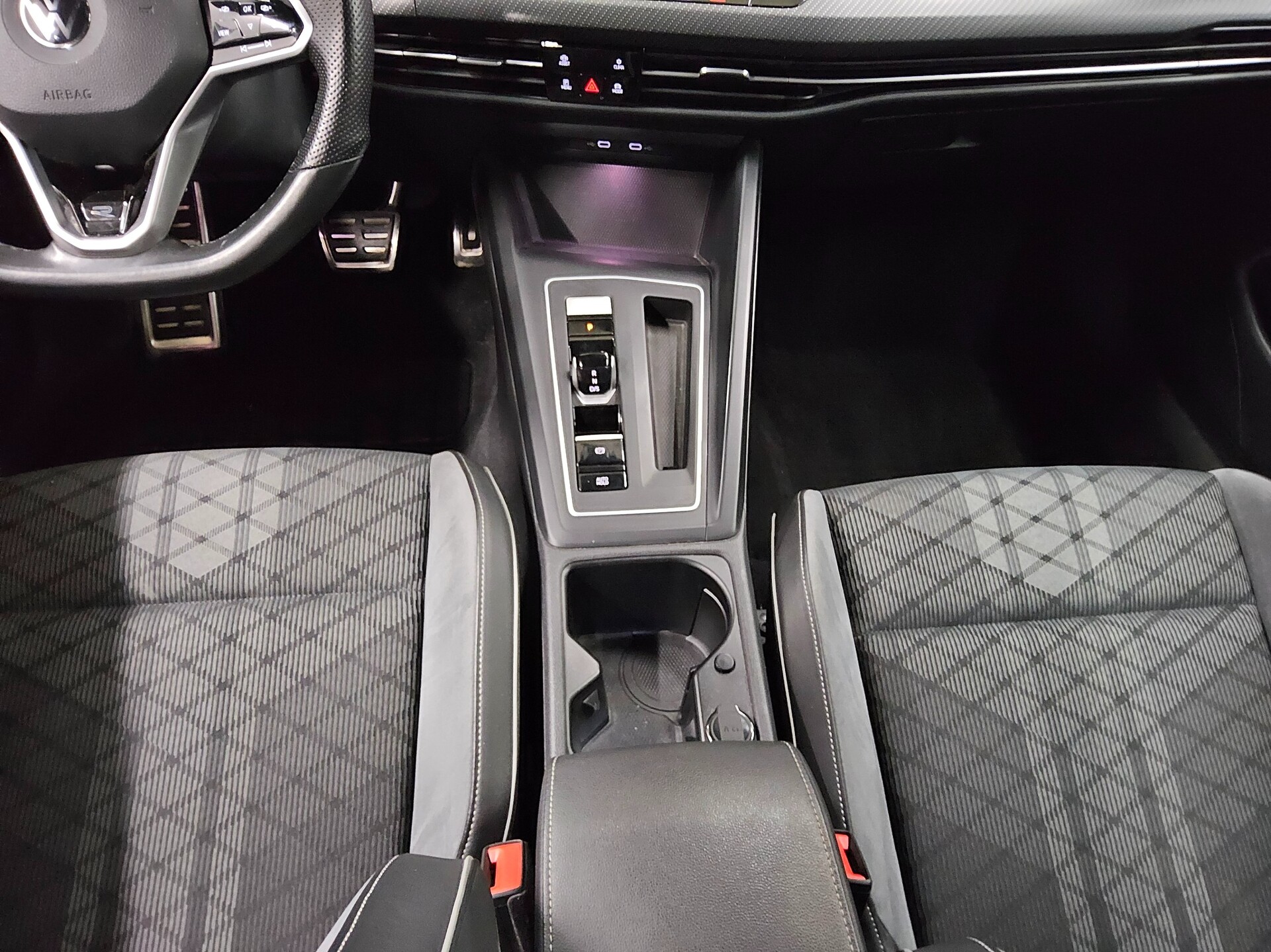 Volkswagen Golf-8 Var. 2.0 TDI R-Line Navi DC LED StHzg AHK 6