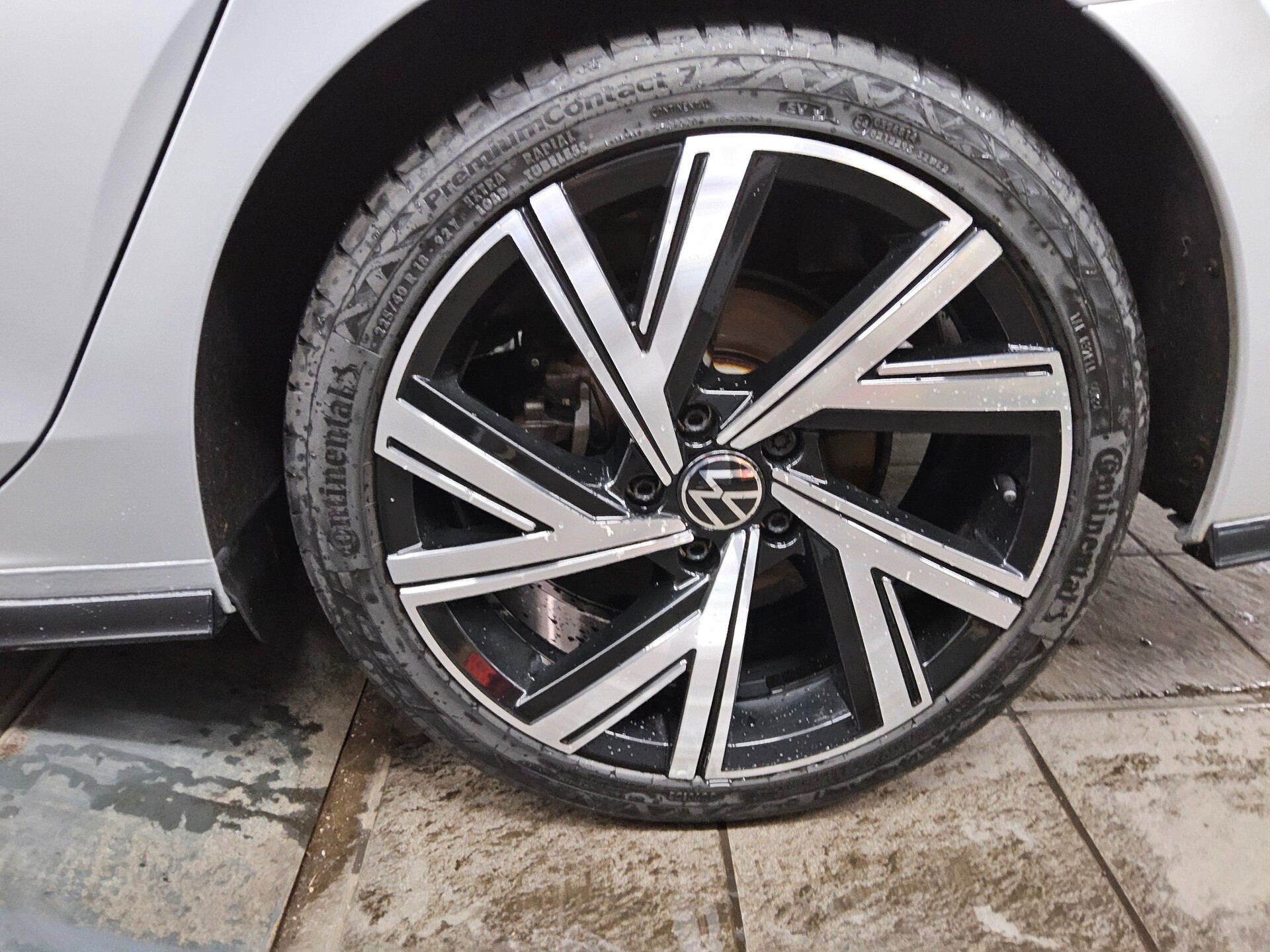 Volkswagen Golf-8 Var. 2.0 TDI R-Line Navi DC LED StHzg AHK 11