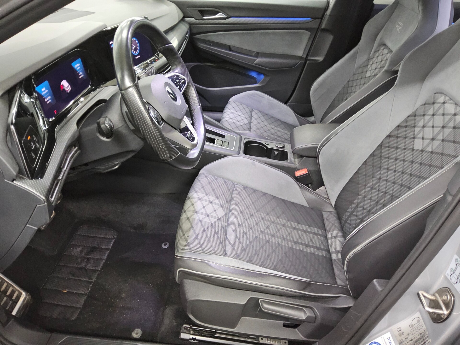 Volkswagen Golf-8 Var. 2.0 TDI R-Line Navi DC LED StHzg AHK 9