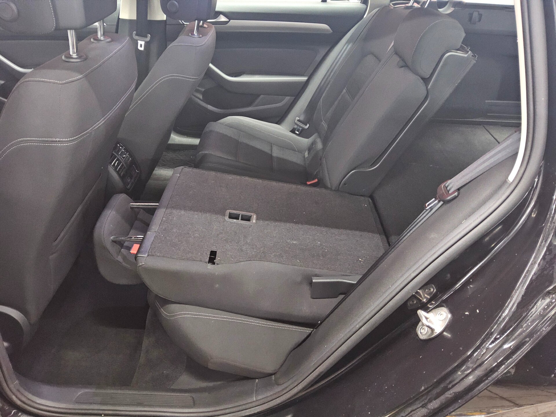 Volkswagen Passat Var. 2.0 TDI Comf. Navi PDC ACC Massage 12