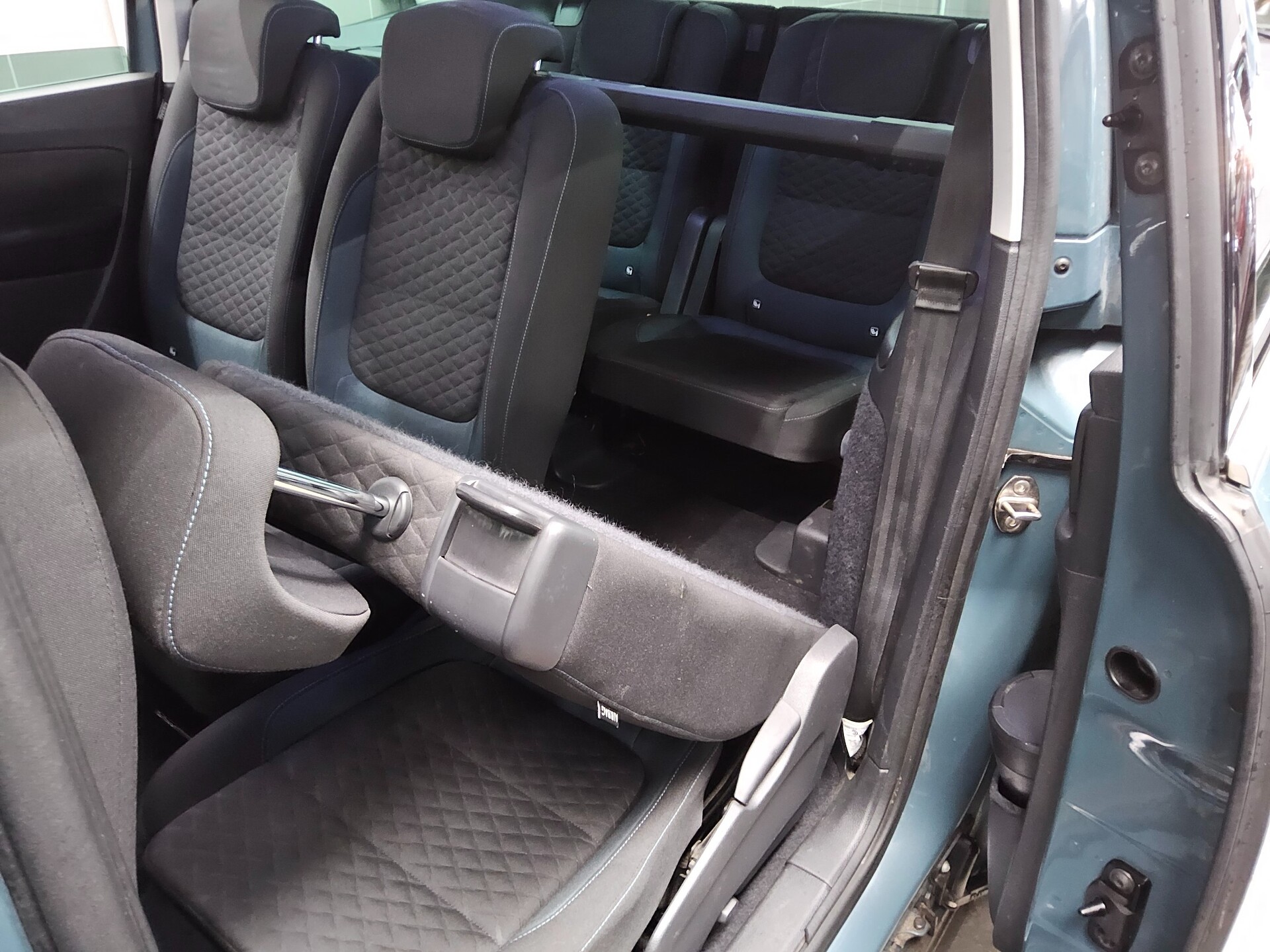 Volkswagen Sharan 2.0 TDI IQ.DRIVE 7-Sitz Navi AHK PDC Lane 13