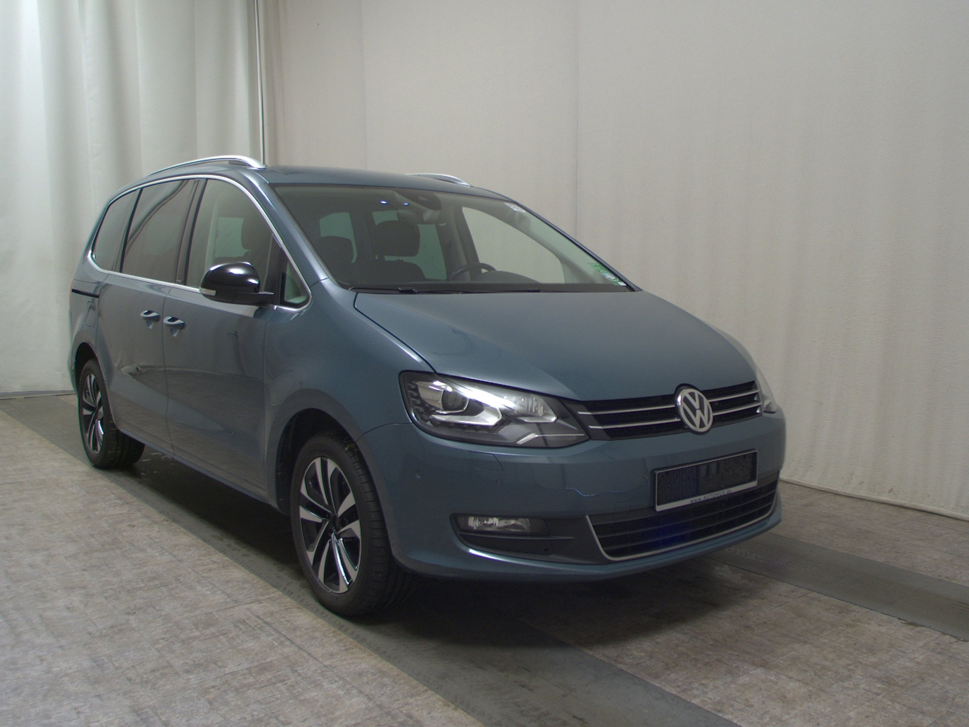 Volkswagen Sharan 2.0 TDI IQ.DRIVE 7-Sitz Navi AHK PDC Lane 3