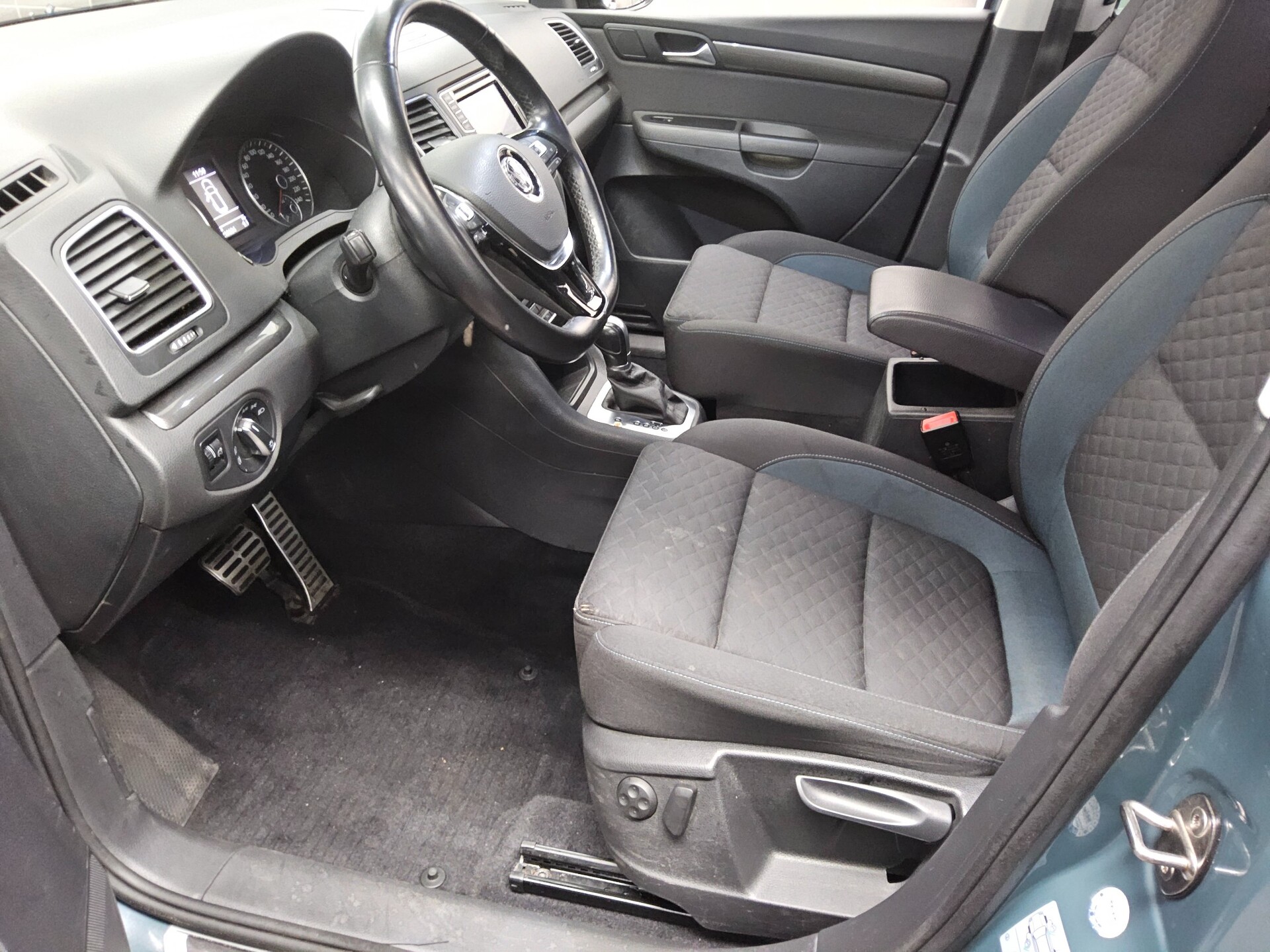 Volkswagen Sharan 2.0 TDI IQ.DRIVE 7-Sitz Navi AHK PDC Lane 8