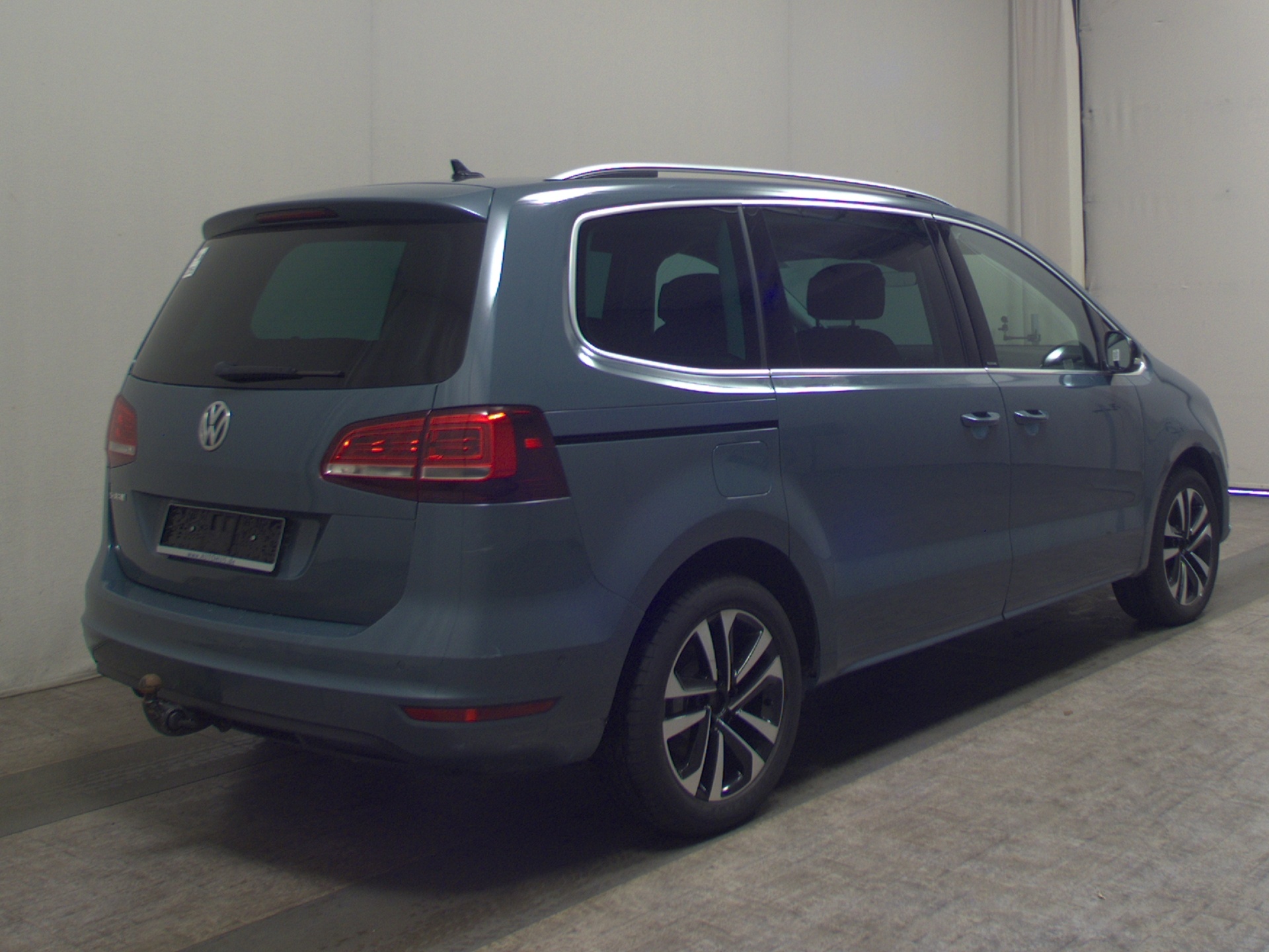 Volkswagen Sharan 2.0 TDI IQ.DRIVE 7-Sitz Navi AHK PDC Lane 4