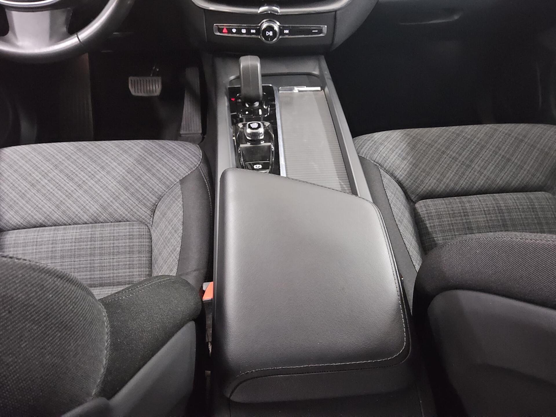 Volvo XC60 B4 D Core Navi LED AHK RFK PDC Shz 6