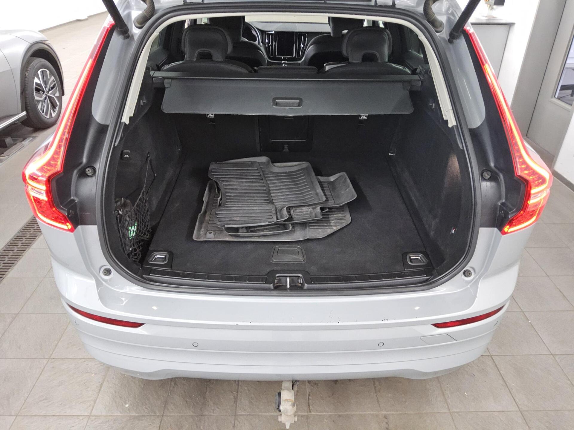 Volvo XC60 B4 D Core Navi LED AHK RFK PDC Shz 12