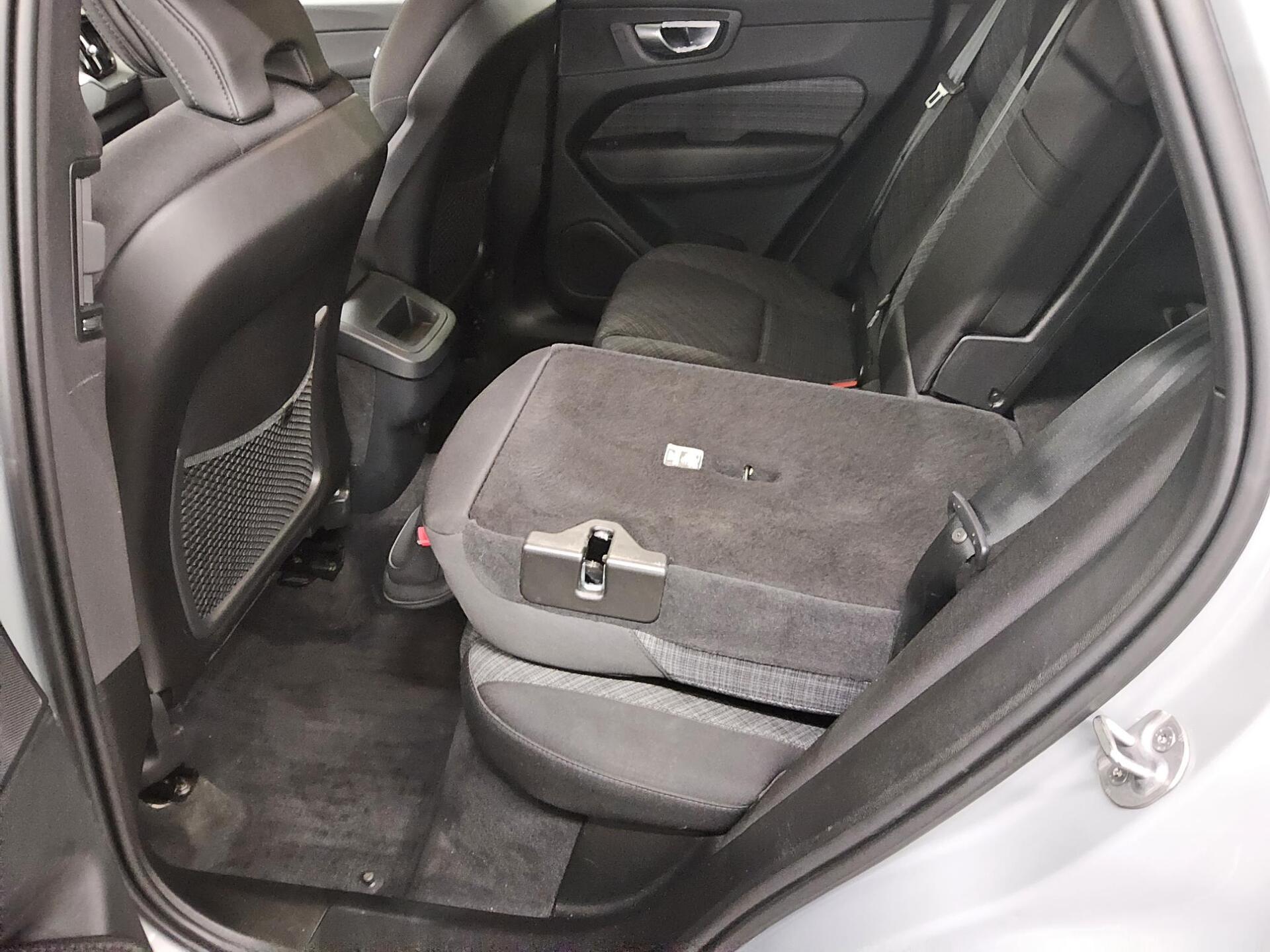 Volvo XC60 B4 D Core Navi LED AHK RFK PDC Shz 13