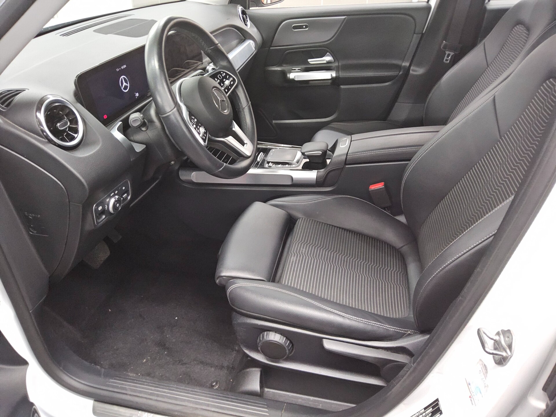 Mercedes-Benz GLB 220 d Progressive Navi LED MBUX AHK Distr.+ 9