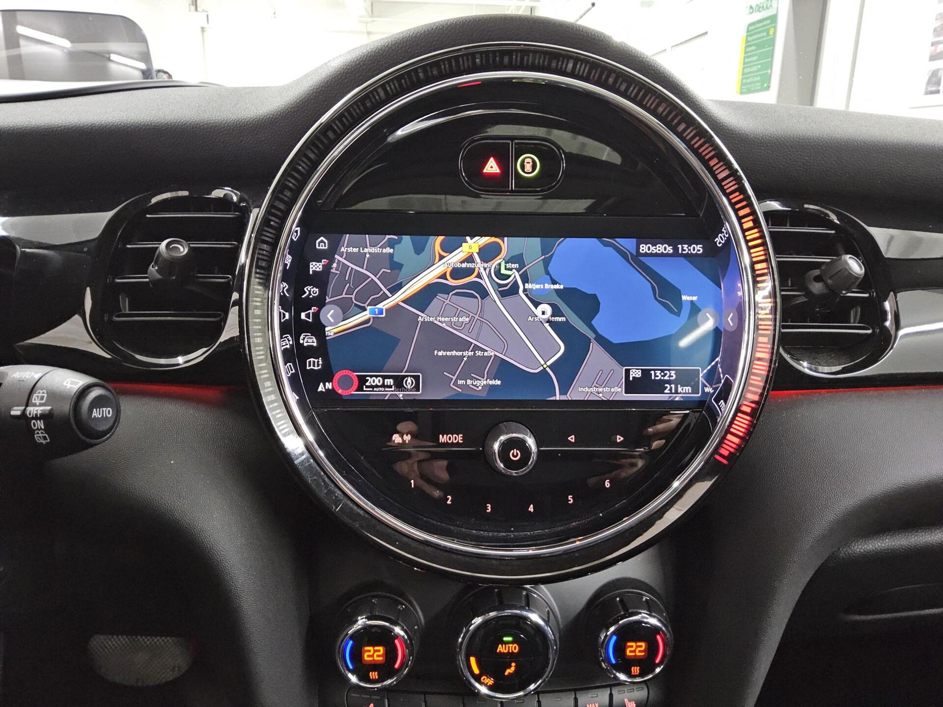 MINI Cooper SE Essential Trim Navi LED Pano HiFi HuD 7