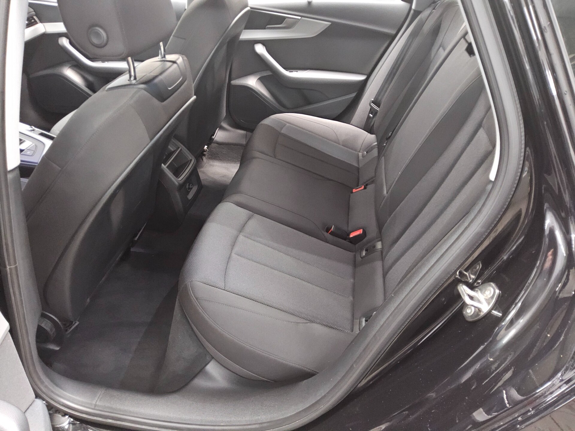 Audi A4 Avant 35 TDI Navi LED PDC Shz 12