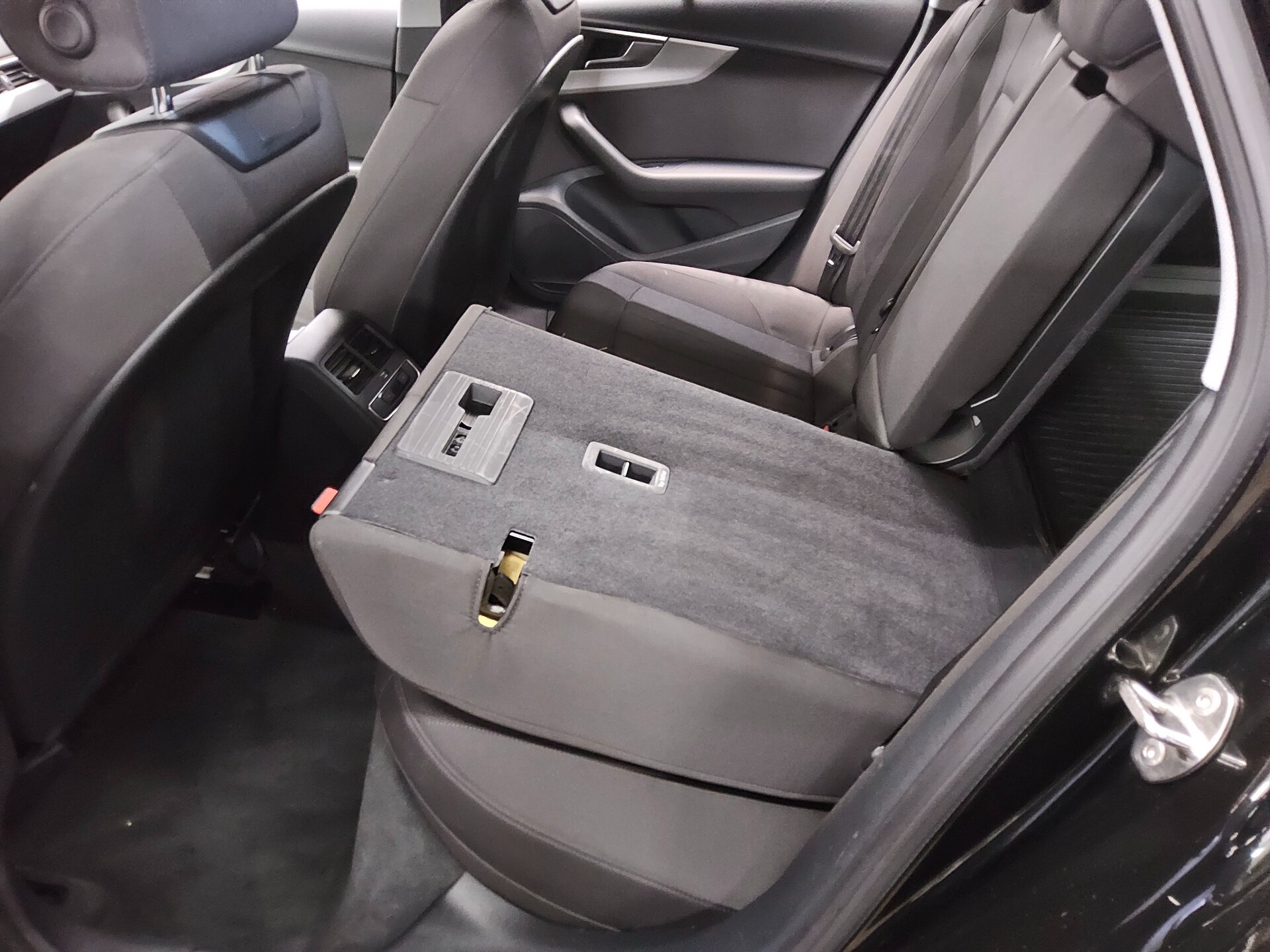 Audi A4 Avant 35 TDI Navi LED Tempomat 12