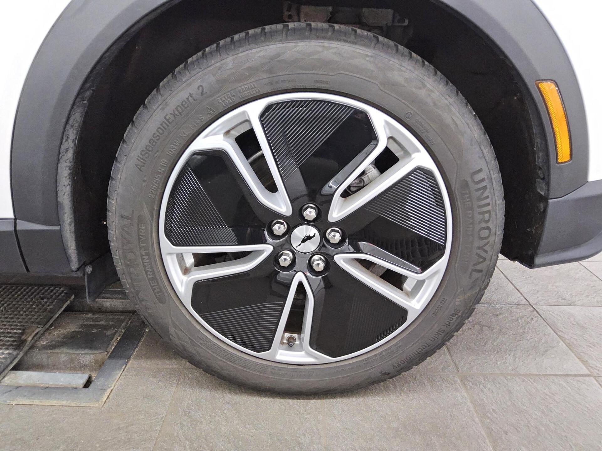 Ford Mustang Mach-E Leder Navi LED 360° ACC PDC Shz 11