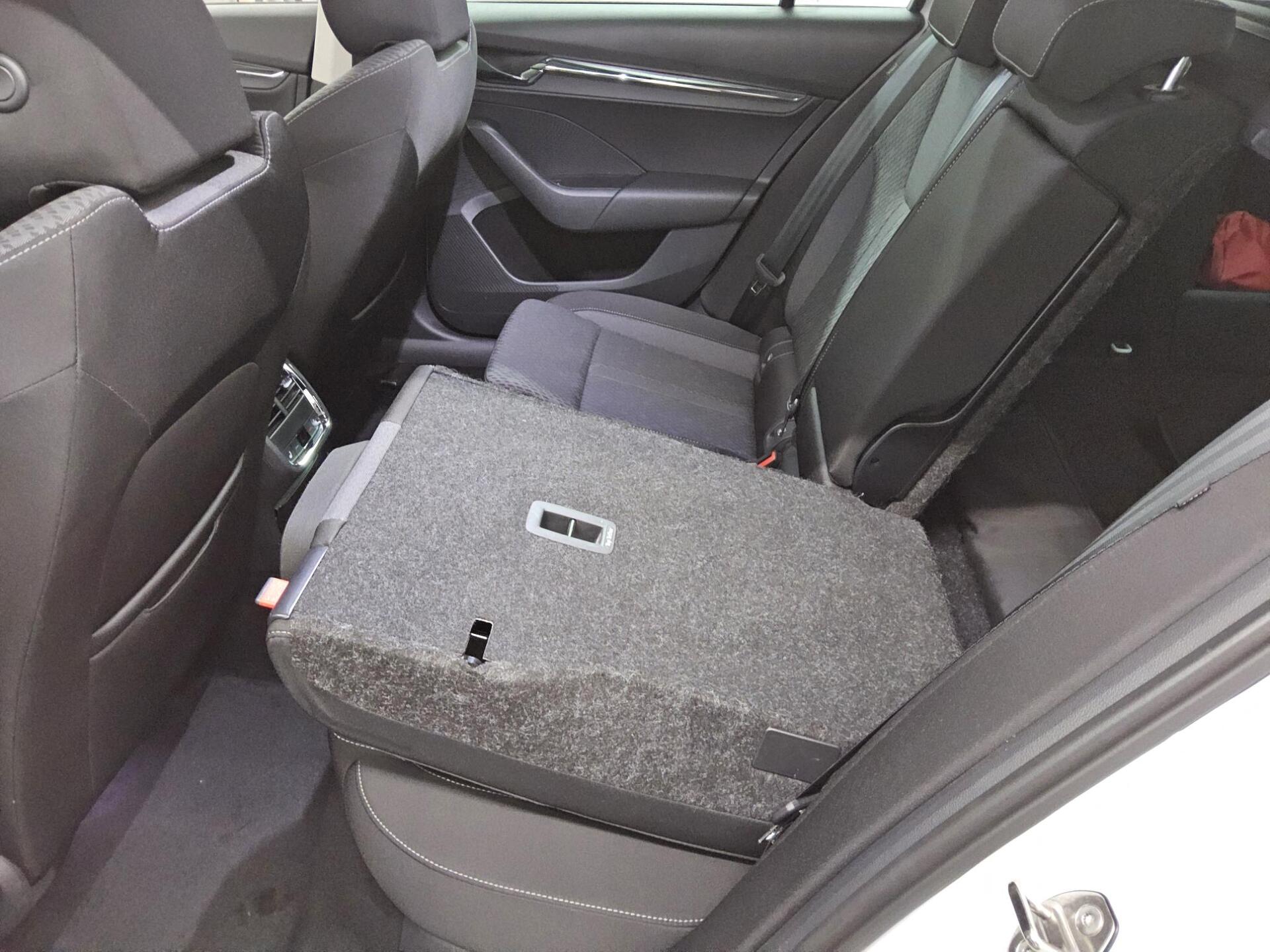 Skoda Octavia Kombi 2.0 TDI Style Navi LED vc RfK HuD 13