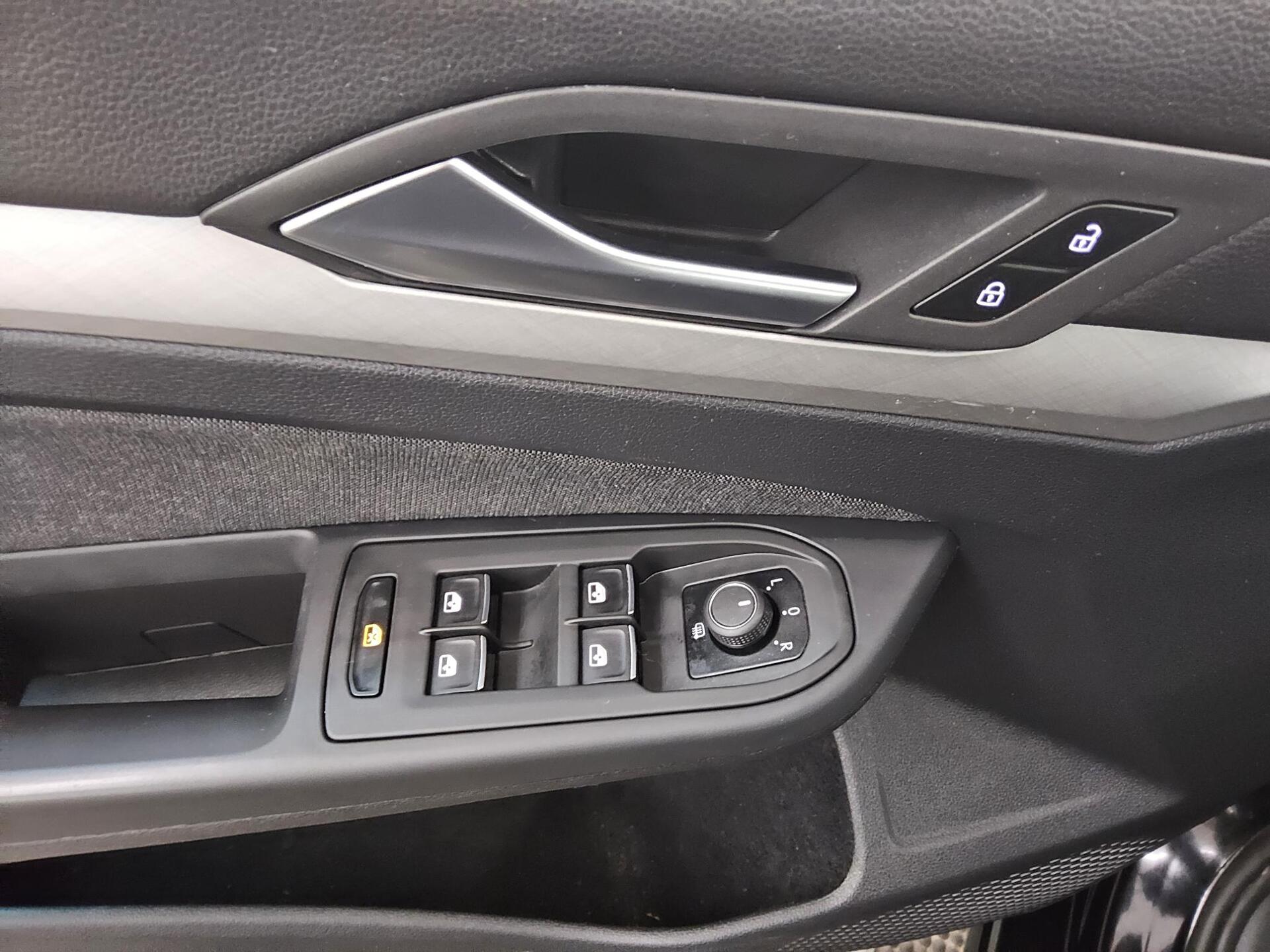 Volkswagen Golf-8 Var. 2.0 TDI Life Navi LED DC PDC 10