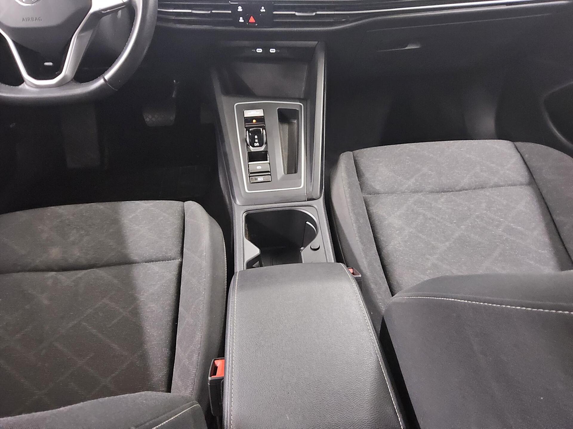 Volkswagen Golf-8 Var. 2.0 TDI Life Navi LED DC PDC 6