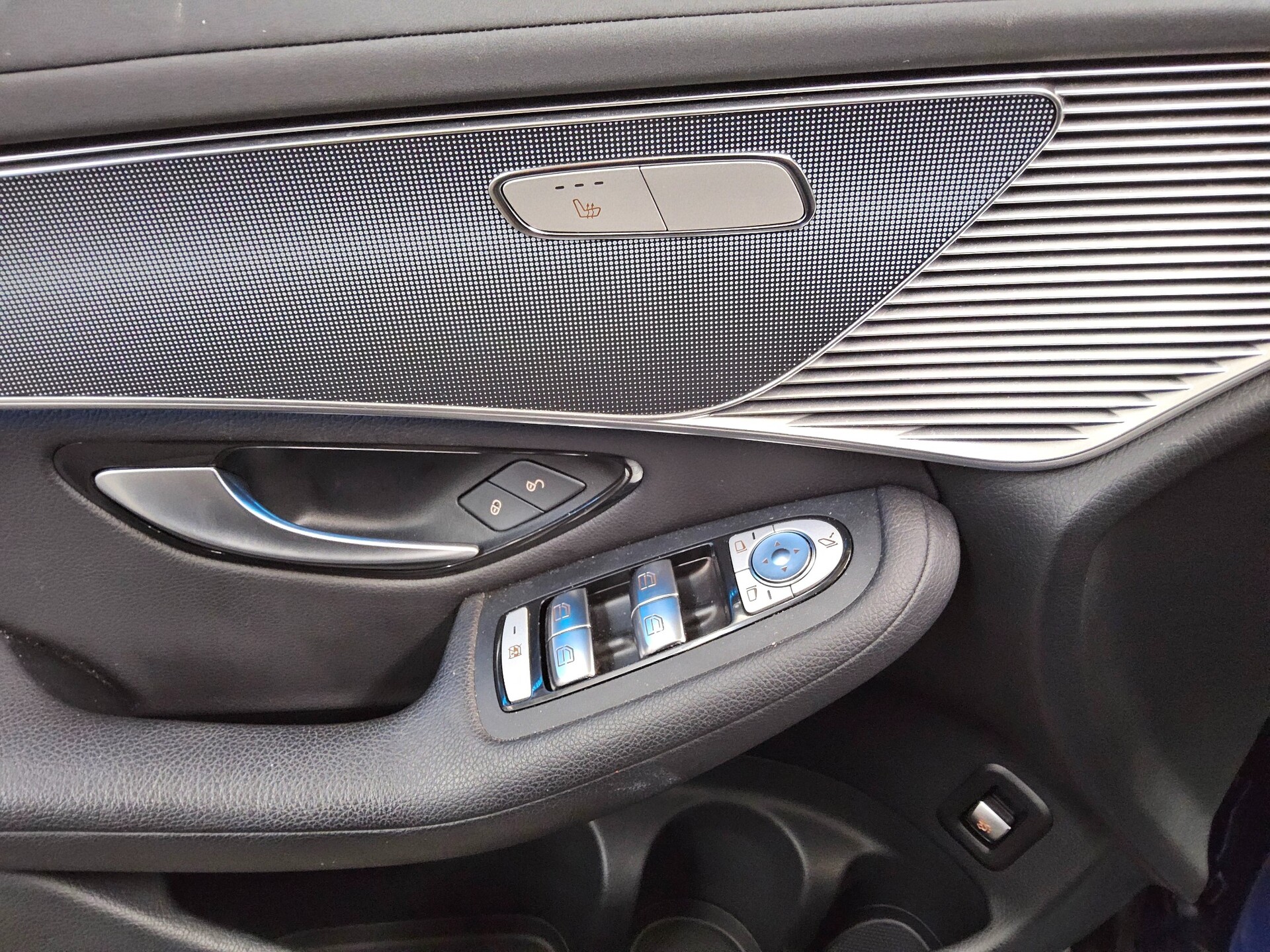 Mercedes-Benz EQC 400 4M Leder Navi Burmester GSD MB-LED AHK 10