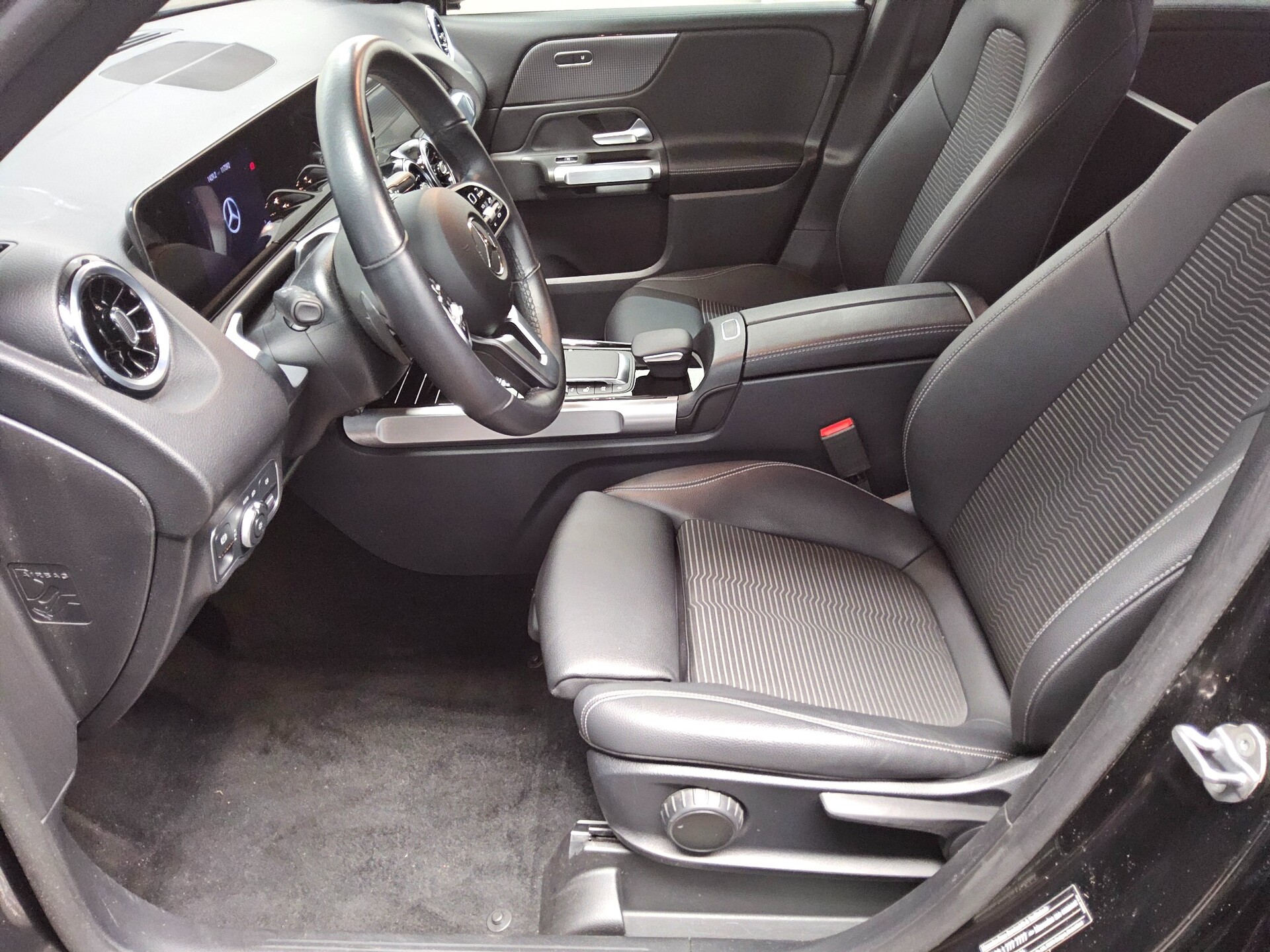 Mercedes-Benz GLB 220 d Progressive 2-Sitzer Navi LED Distr.+ 9