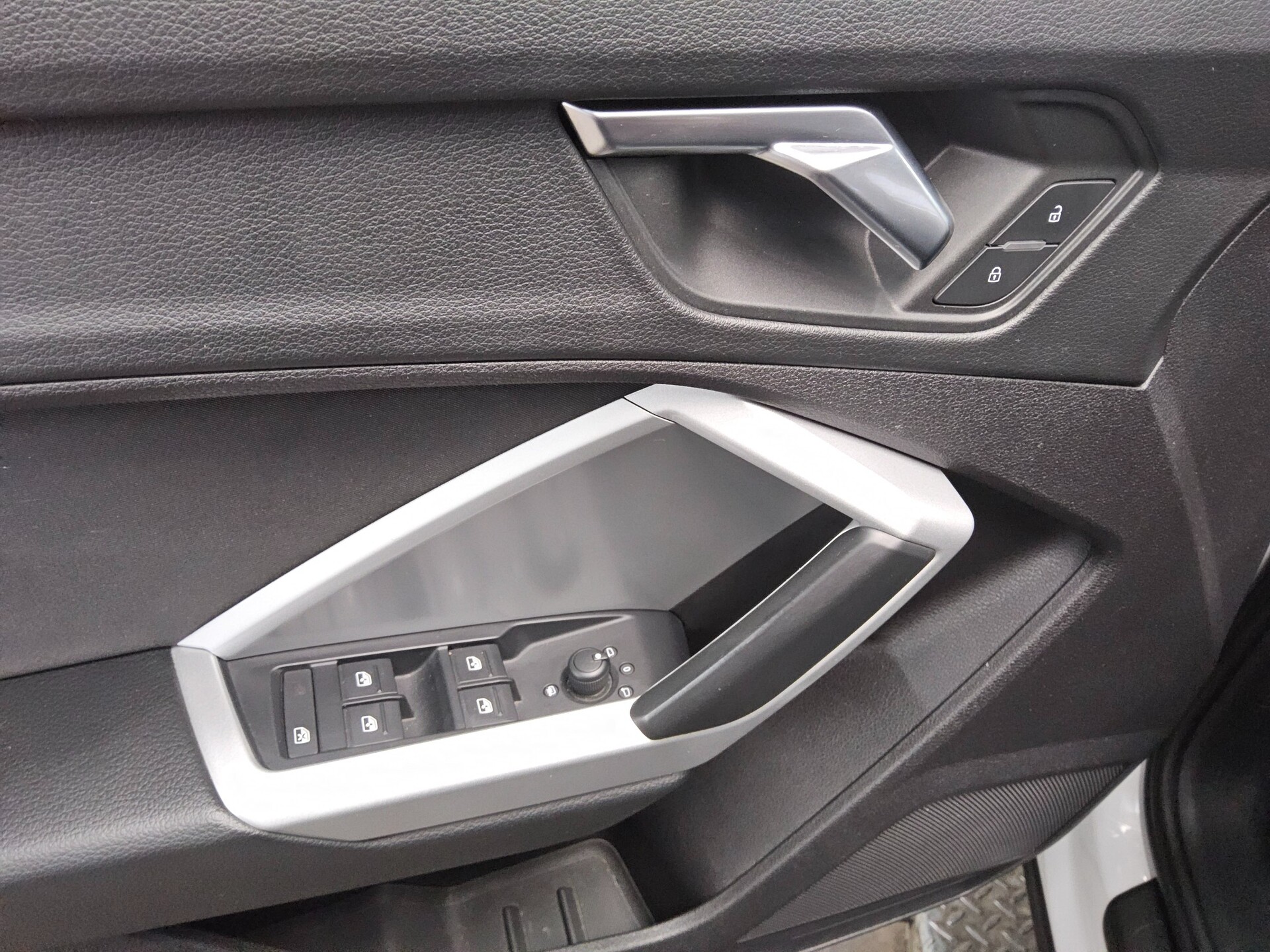 Audi Q3 35 TDI Navi virtual LED ACC PDC SHZ 10