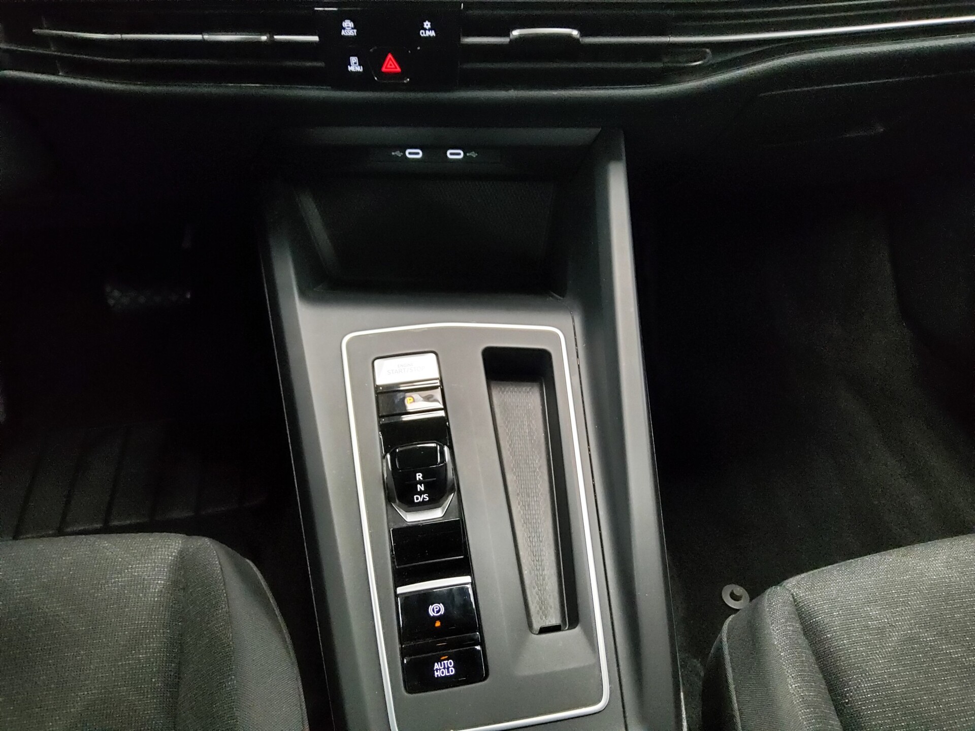 Volkswagen Golf-8 Var. 2.0 TDI Life Navi LED DC ACC SHZ 6