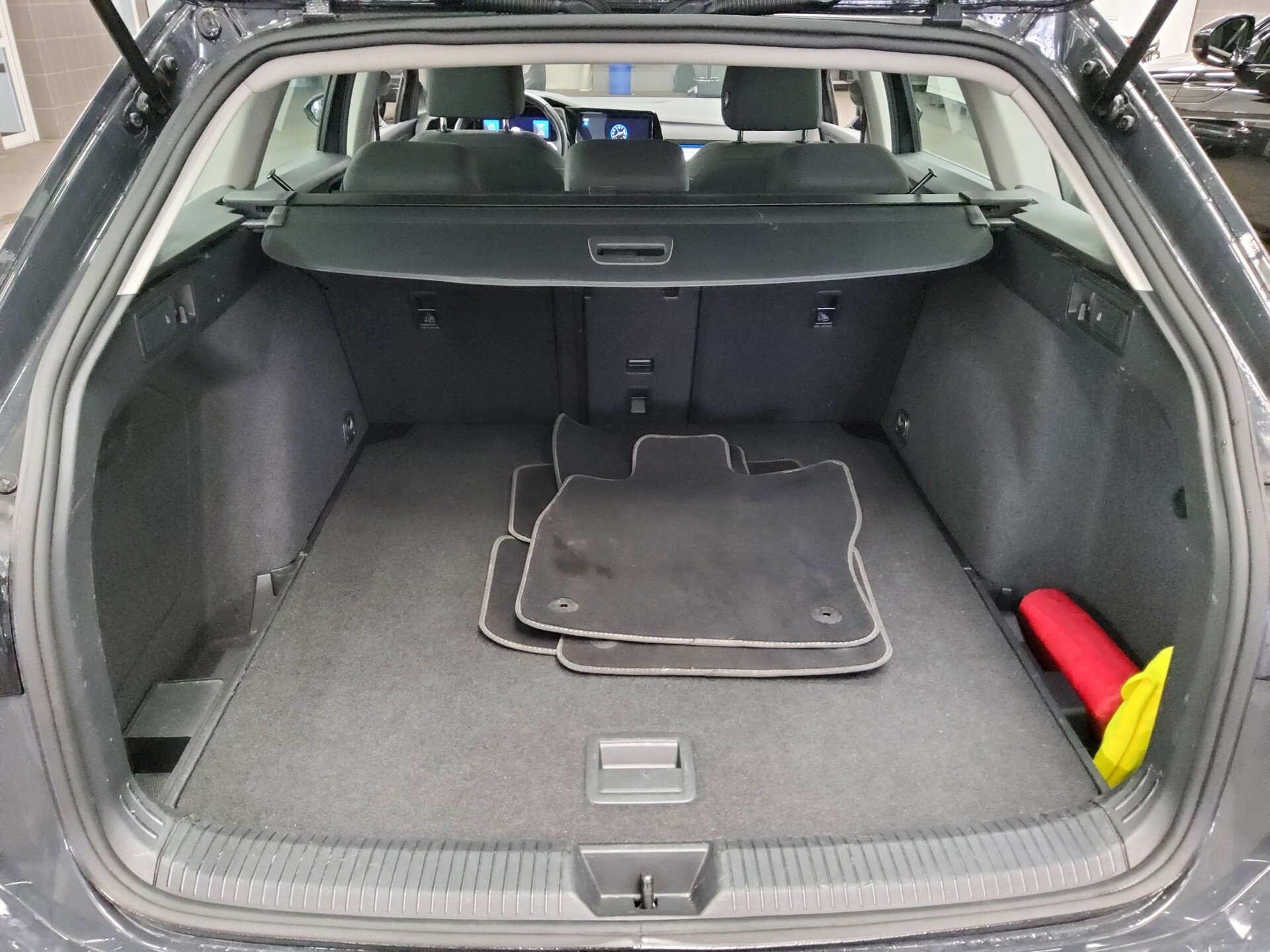 Volkswagen Golf-8 Var. 2.0 TDI Life Navi LED DC ACC SHZ 12